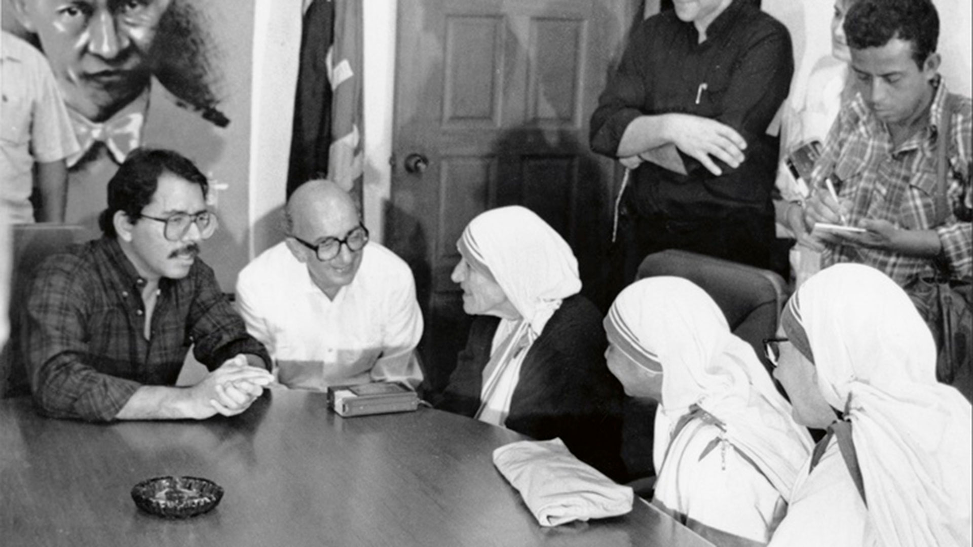 Daniel Ortega con la Madre Teresa de Calcuta en 1986 (Crédito: 19 Digital)