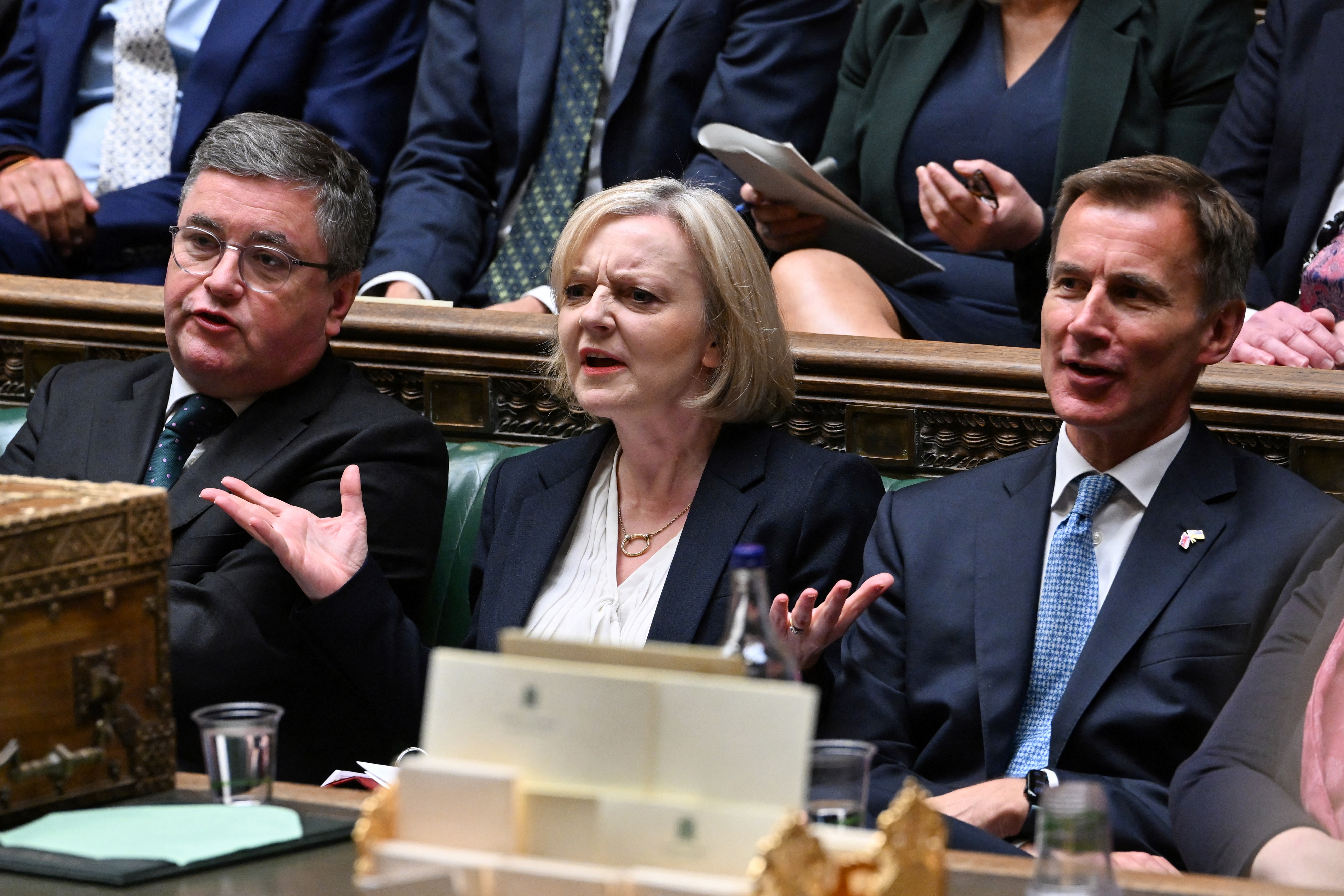 Liz Truss durante una sesión del parlamento ayer. A su izquierda, el nuevo ministro de Economía Jeremy Hunt (JESSICA TAYLOR /Parlamento del Reino Unido/ AFP)
