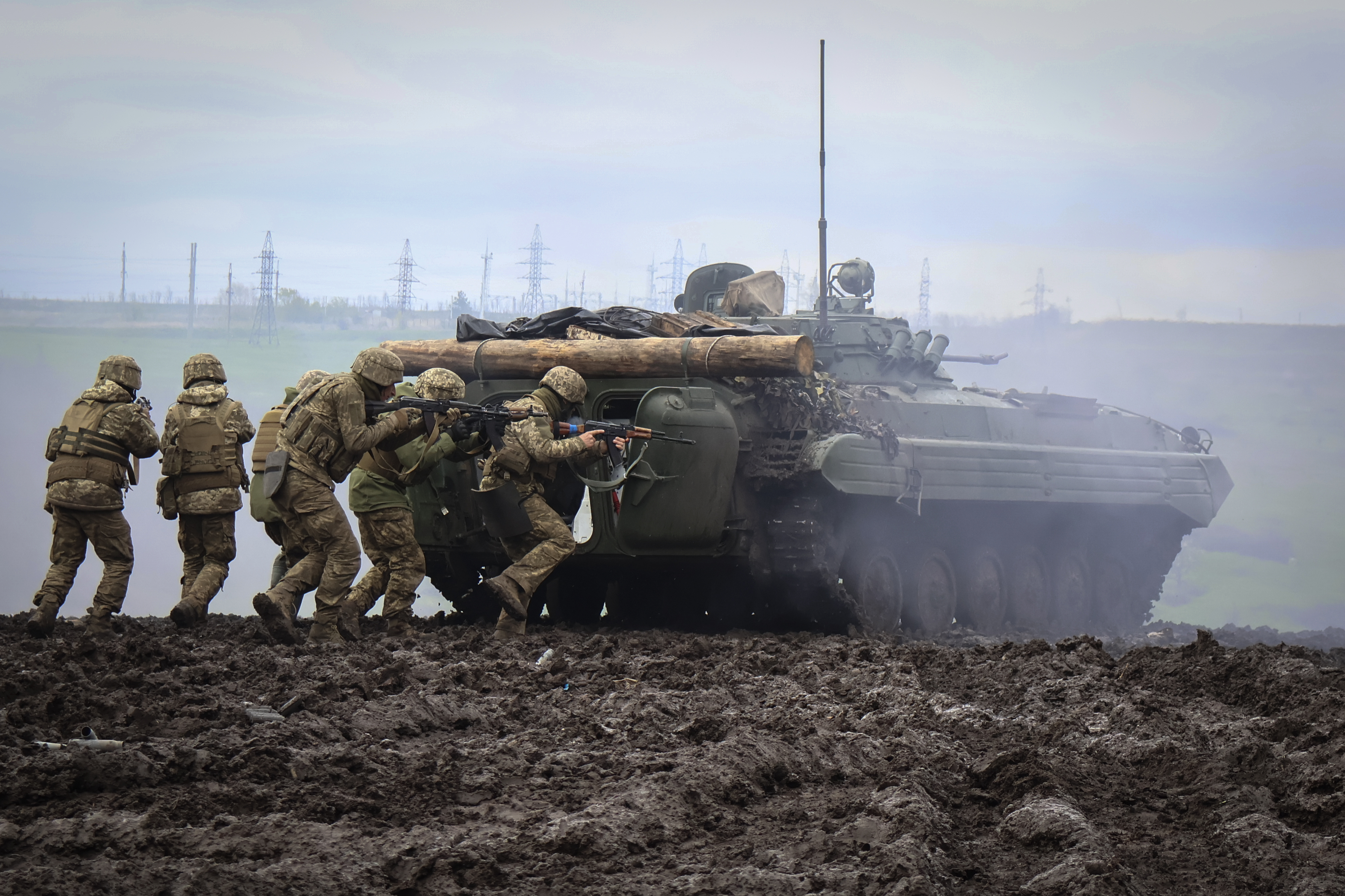 Soldados ucranianos durante un entrenamiento en la región de Donetsk, Ucrania. (Roman Chop vía AP)