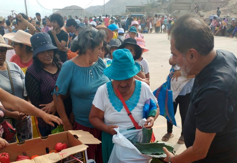 Julio Gagó participó en entrega de alimentos presuntamente donados por comerciantes de Mercado Mayorista de Lima. (Facebook Julio Gagó)