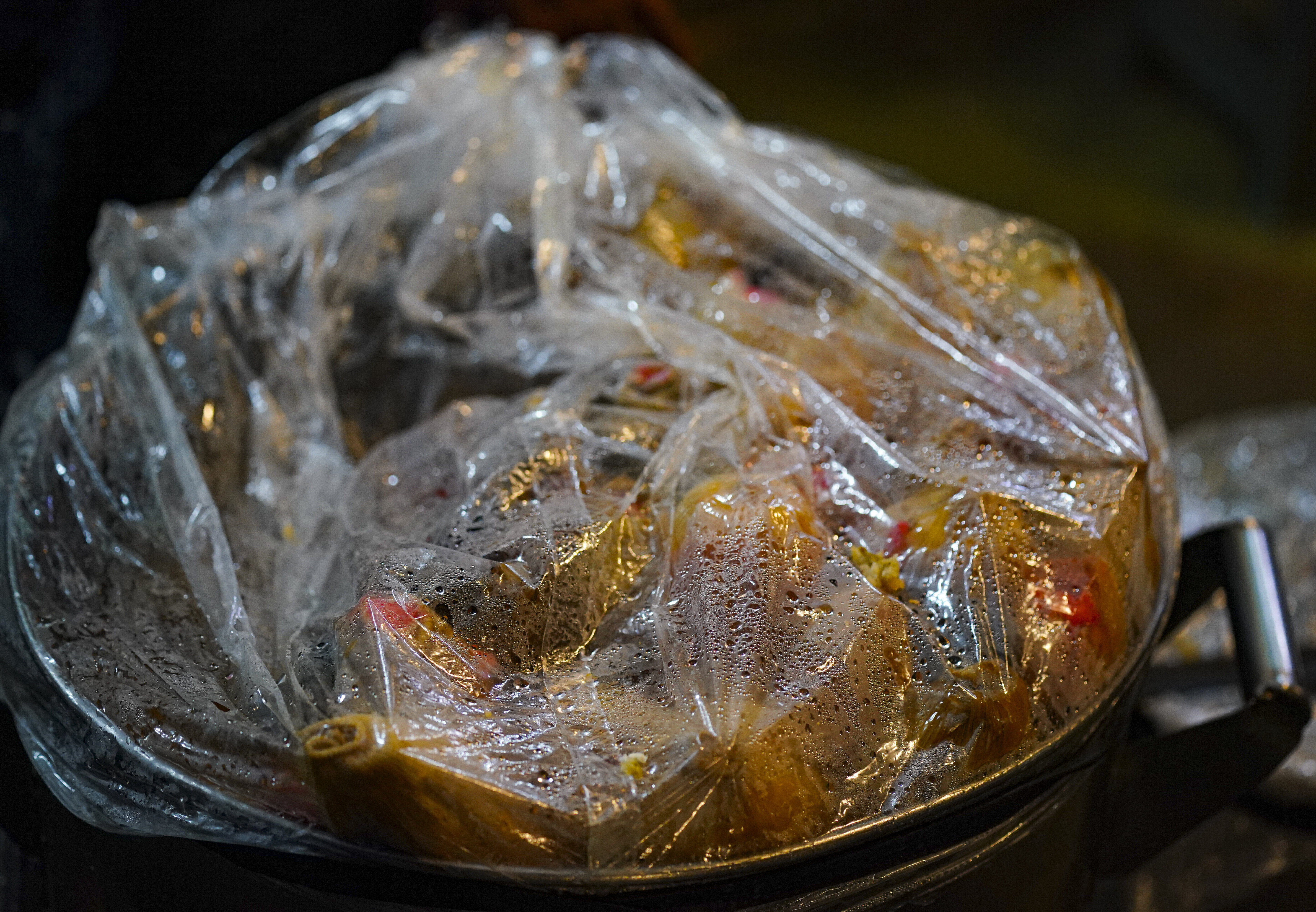 Una olla llena de tamales, cubierta con plástico mientras los vendedores esperan la llegada de clientes en un puesto callejero en la Ciudad de México, el 26 de enero de 2023. Tamal proviene del vocablo náhuatl “tamalli” que significa envuelto. (AP Foto/Fernando Llano)