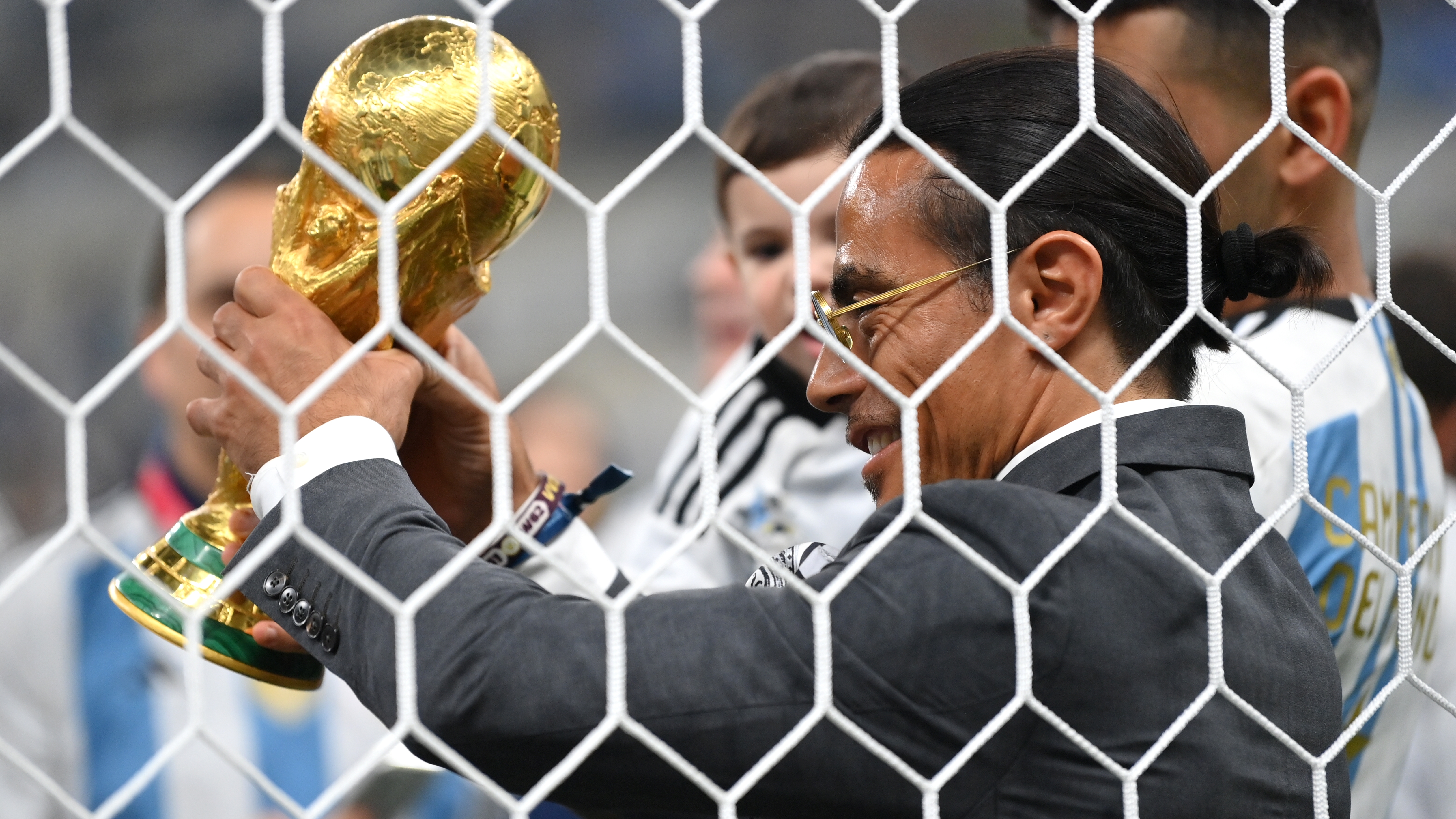 El chef levantó la Copa del Mundo, algo que está prohibido por FIFA ya que él no es un futbolista que la haya ganado ni un mandatario (Getty Images)