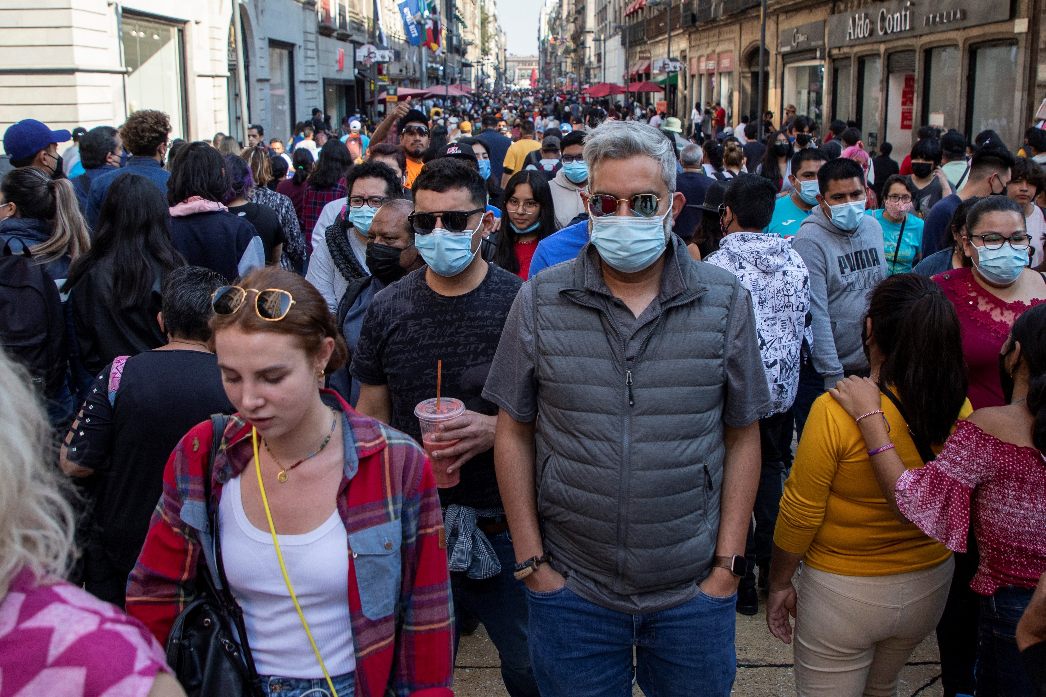 Personas con cubrebocas caminan por calles del centro histórico de la Ciudad de México. (FOTO: EFE/Madla Hartz)
