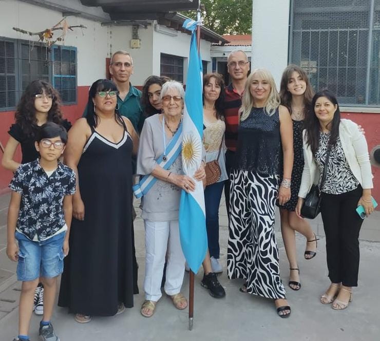 En familia, Raquel junto a sus tres hijos, sus cuatro nietos y Analía Briozzo, la coordinadora del CENS 456 de Tigre
