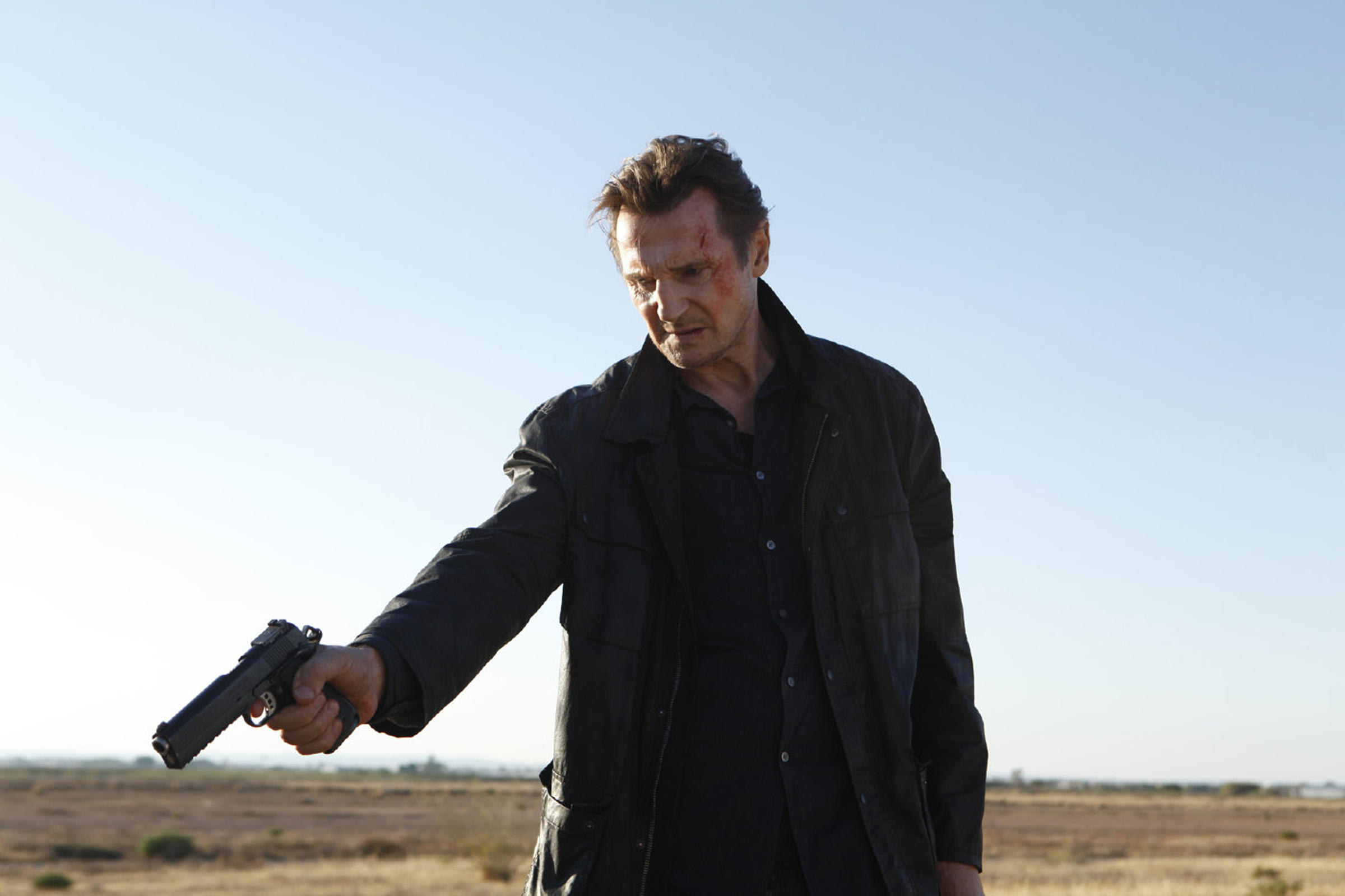 Liam Neeson es un hombres de armas tomar, pero solo en el cine