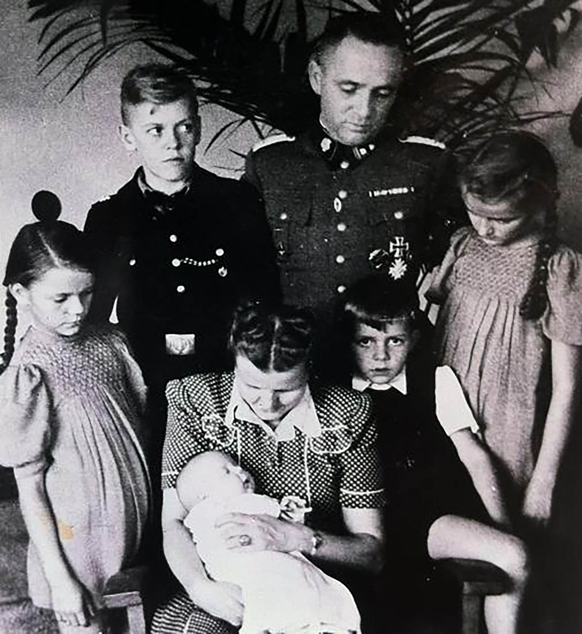 Hoss junto a su esposa y sus cinco hijos. La casa familiar estaba dentro del campo de concentración de Auschwitz