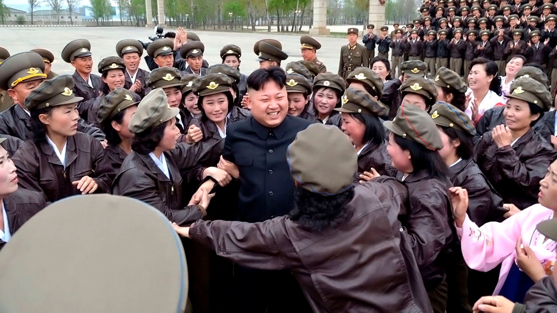 Kim Jong-un rodeado de mujeres (AFP)