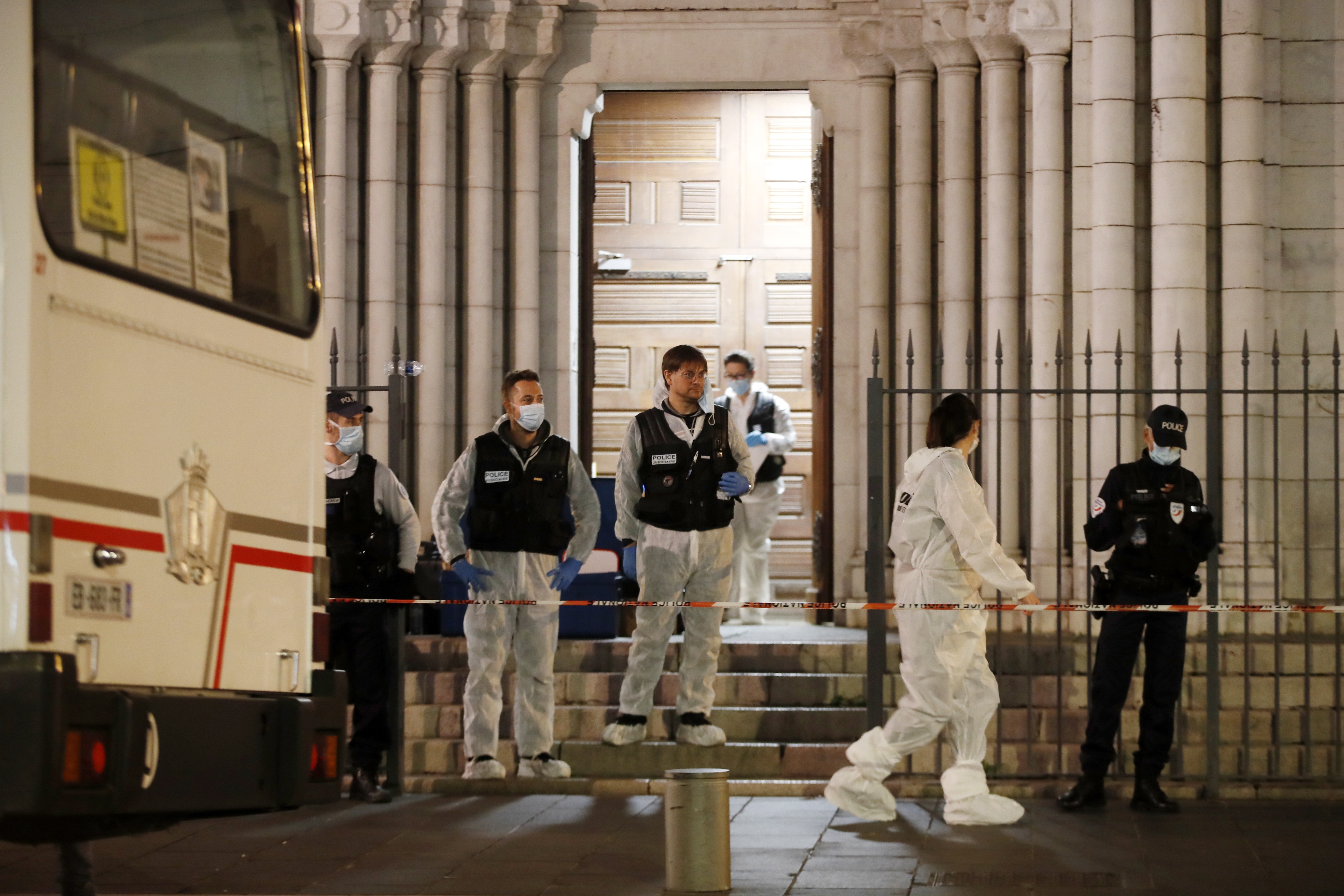 Investigadores de la Policía francesa trabajan en la basílica de Notre Dame en Niza, Francia, donde un ataque terrorista dejó tres muertos. 