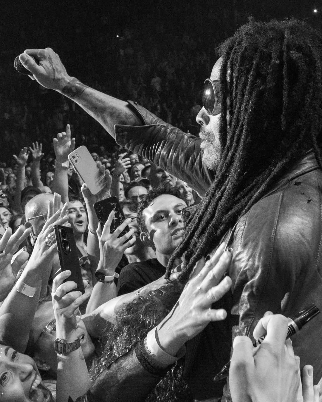 Lenny Kravitz afirma que una fan le arrancó cuatro rastas de la cabeza  durante un concierto - Infobae