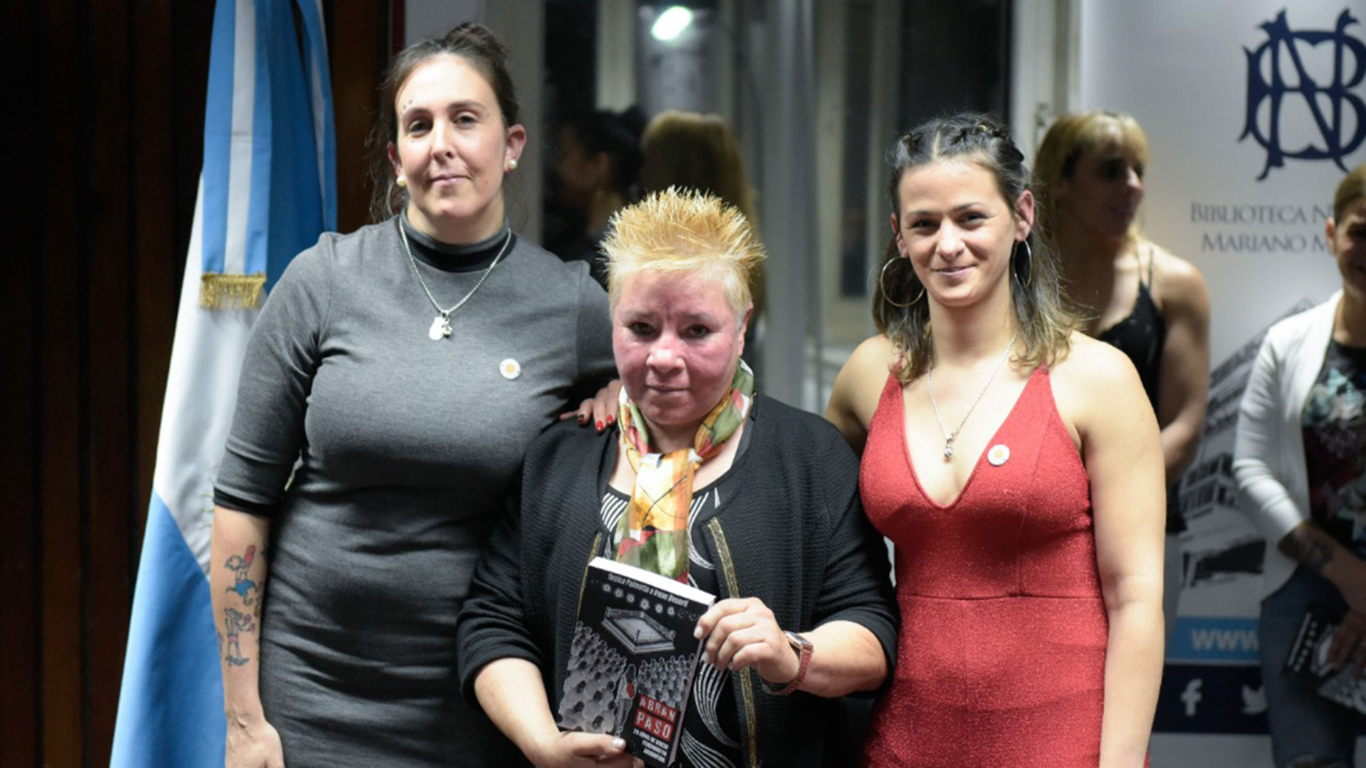 Las autoras de "Abran paso" con La Guapa Montiel, en la presentación del libro que se hizo este viernes en Buenos Aires con la presencia de boxeadores y personalidades relacionadas a ese deporte