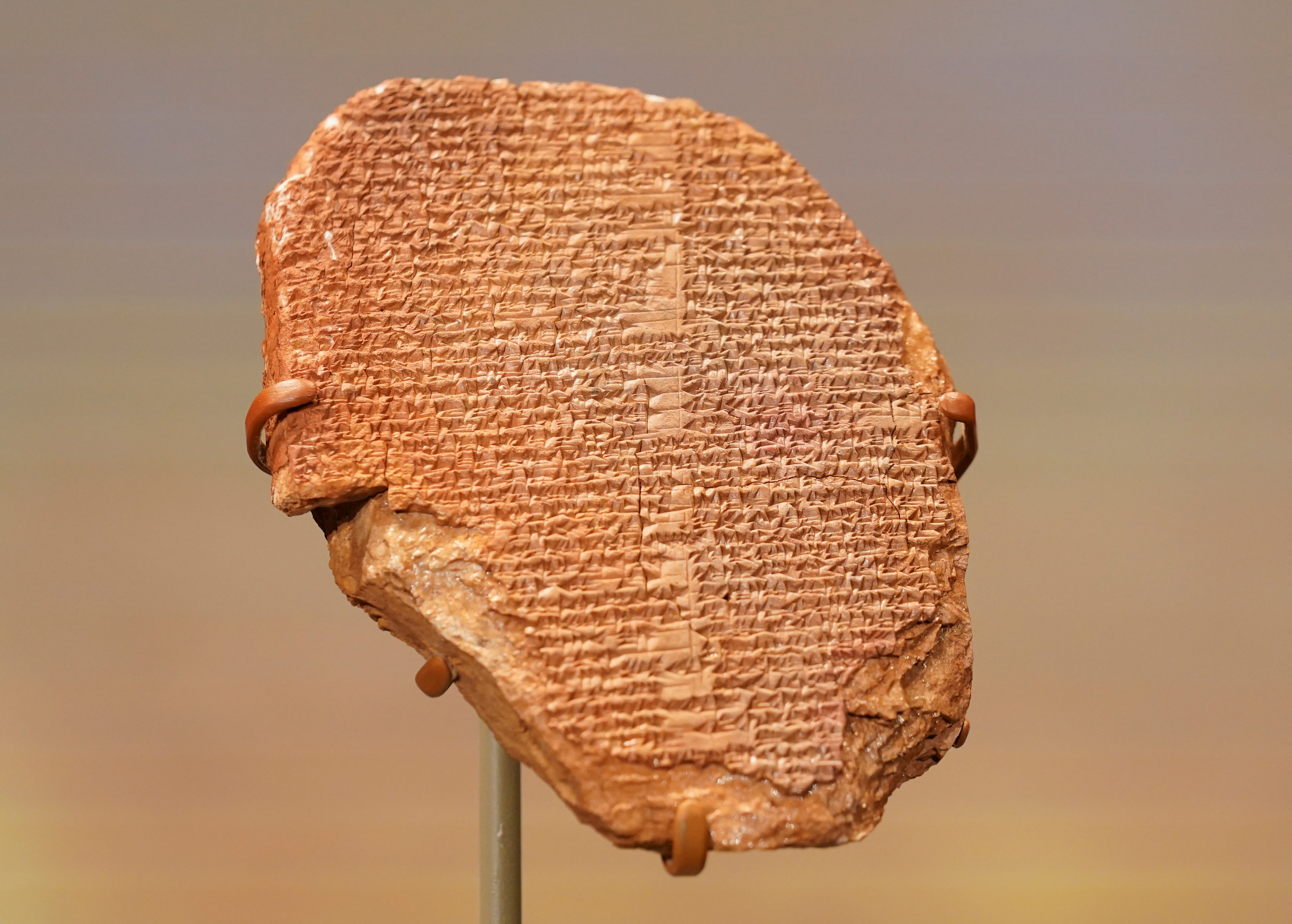 En 2021, EEUU le devolvió a Irak una tablilla del Gilgamesh, la primera epopeya de la historia, que se encontraba bajo posesión del Smithsonian. (REUTERS/Kevin Lamarque)