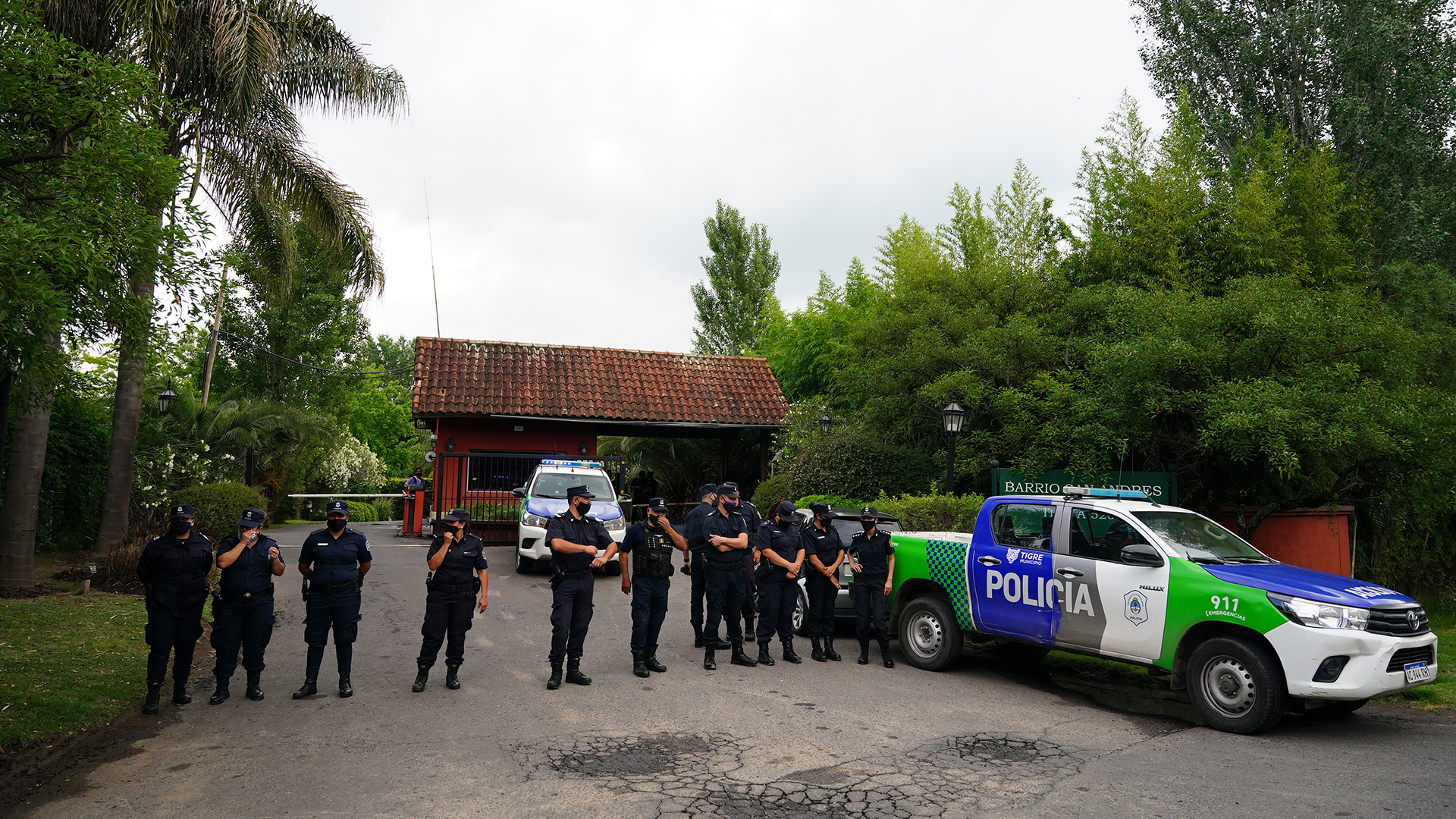 La policía instalada en la entrada del country San Andrés, el día de la muerte de Maradona (Franco Fafasuli)