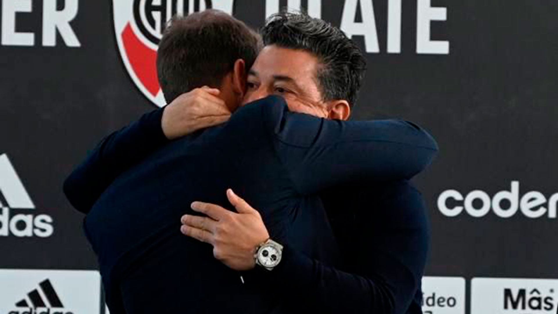 El sentido abrazo con Jorge Brito, presidente de River Plate