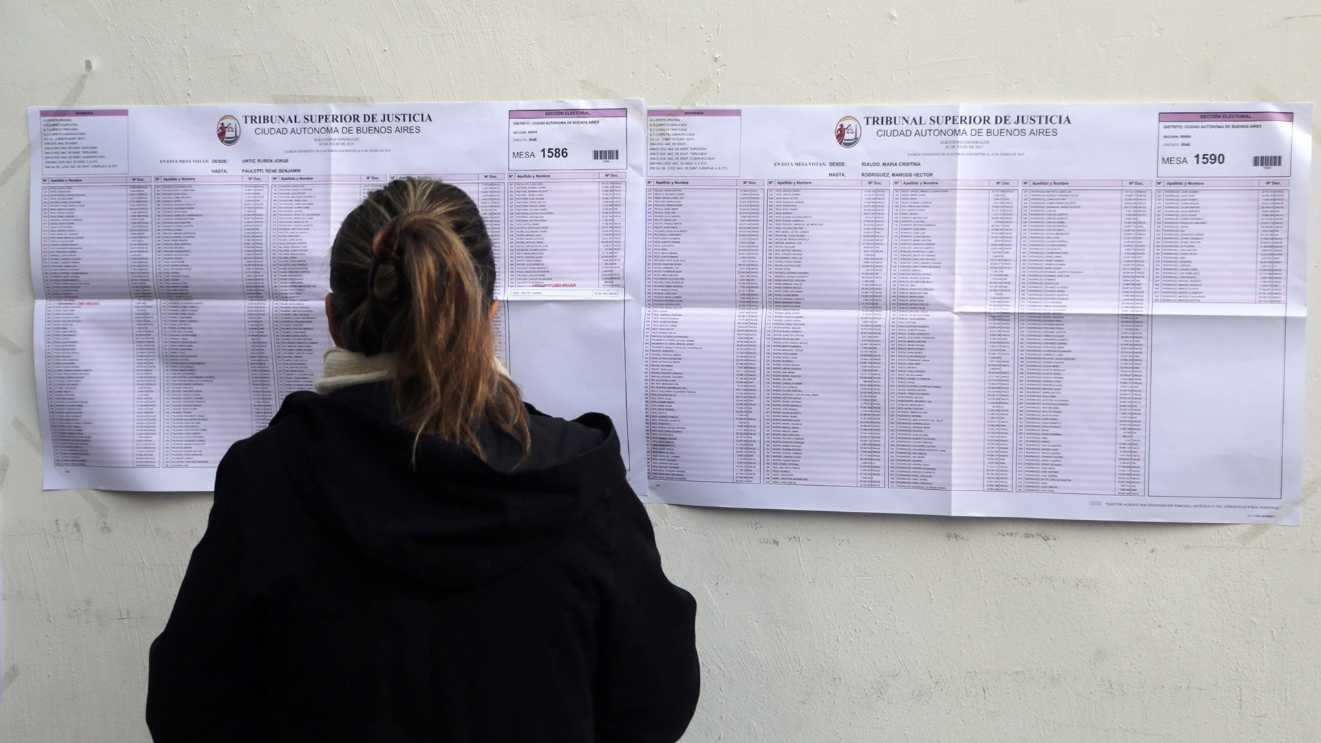 Votante consultan los padrones antes de emitir su sufragio (Foto: NA)