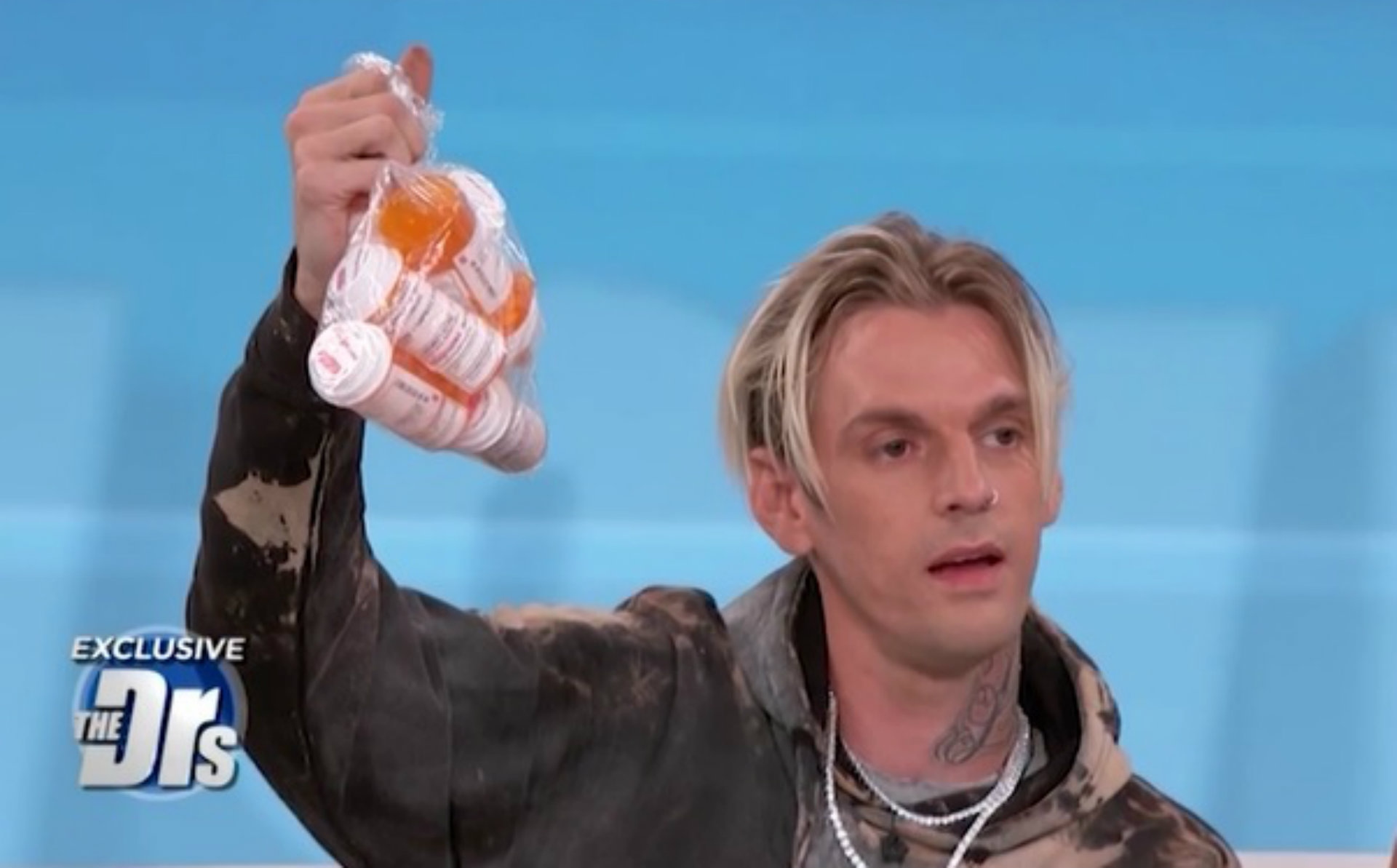 Aaron Carter muestra píldoras de prescripción médica. Una de las hipótesis de su muerte es que se quedó dormido en la bañera mientras estaba medicado (Foto: Especial)