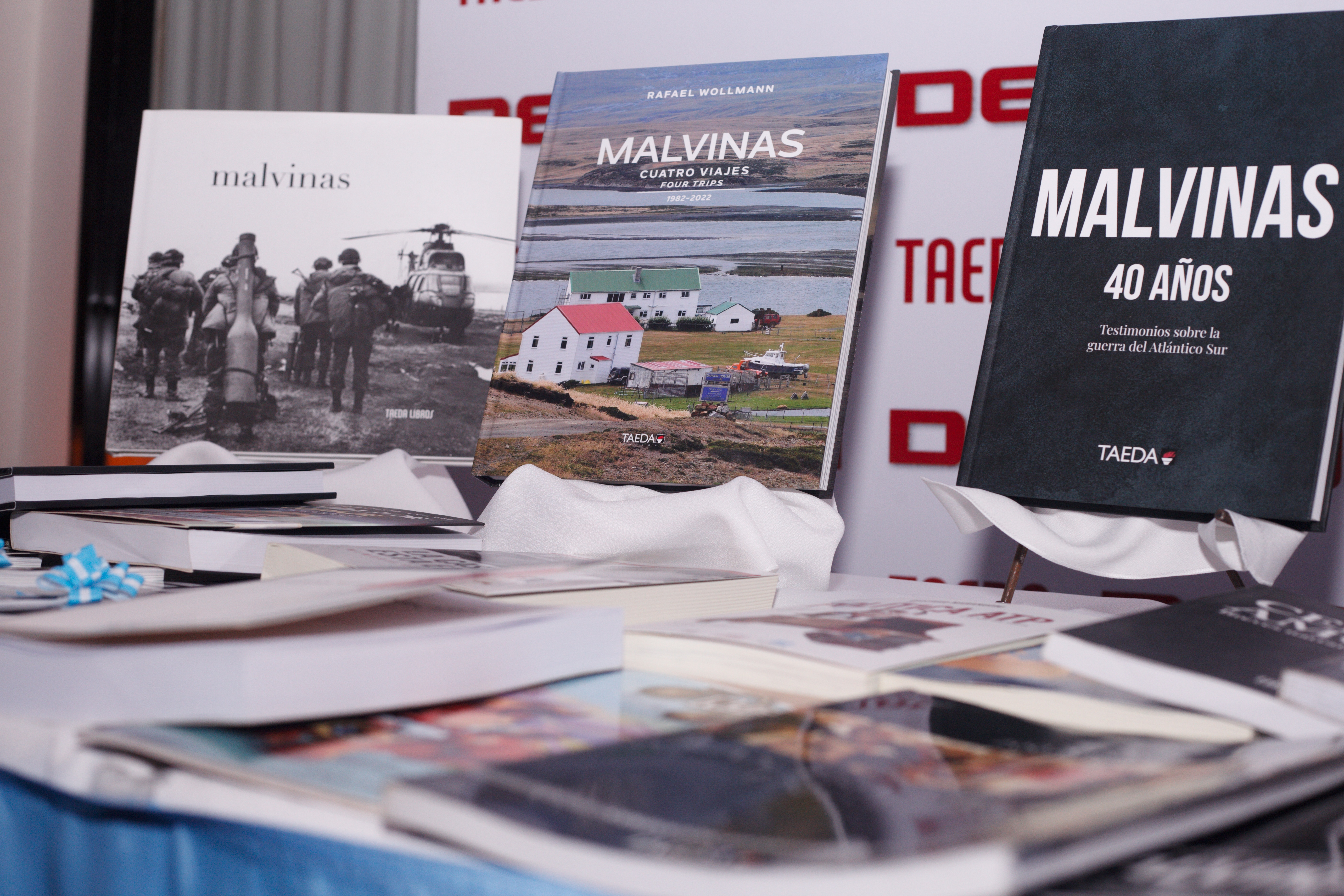 El libro "Malvinas, cuatro viajes", entre otras publicaciones de Editorial TAEDA y la revista DEF sobre Malvinas (Roberto Almeida)