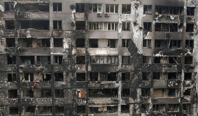 IMAGEN DE ARCHIVO. Una vista muestra un edificio residencial quemado en la ciudad portuaria sureña de Mariúpol, Ucrania, 15 de mayo de 2022. Fotografía tomada con un dron. REUTERS/Pavel Klímov