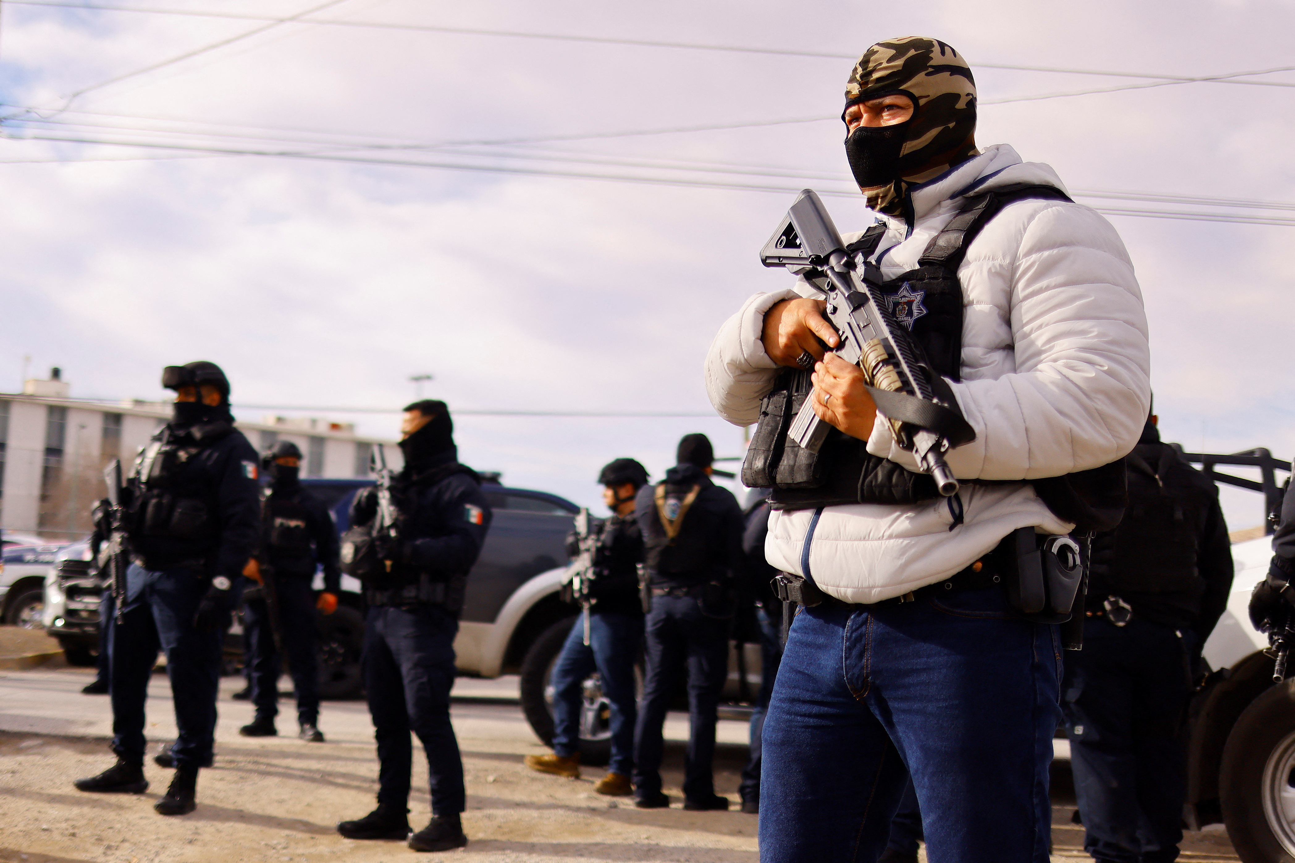 Security forces arrive to the Cereso number 3 state prison after unknown assailants entered the prison and freed several inmates, resulting in injuries and deaths, according to local media, in Ciudad Juarez, Mexico January 1, 2023. REUTERS /Jose Luis Gonzalez