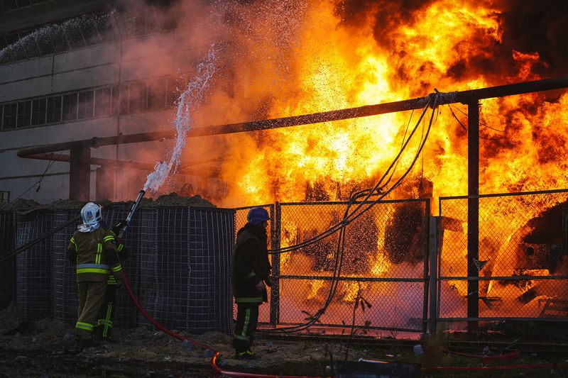 Bomberos trabajan para apagar un incendio en una planta de energía térmica, dañada por un ataque de misiles rusos en Kiev, Ucrania, 18 de octubre de 2022.  Servicio Estatal de Emergencias de Ucrania/Handout via REUTERS