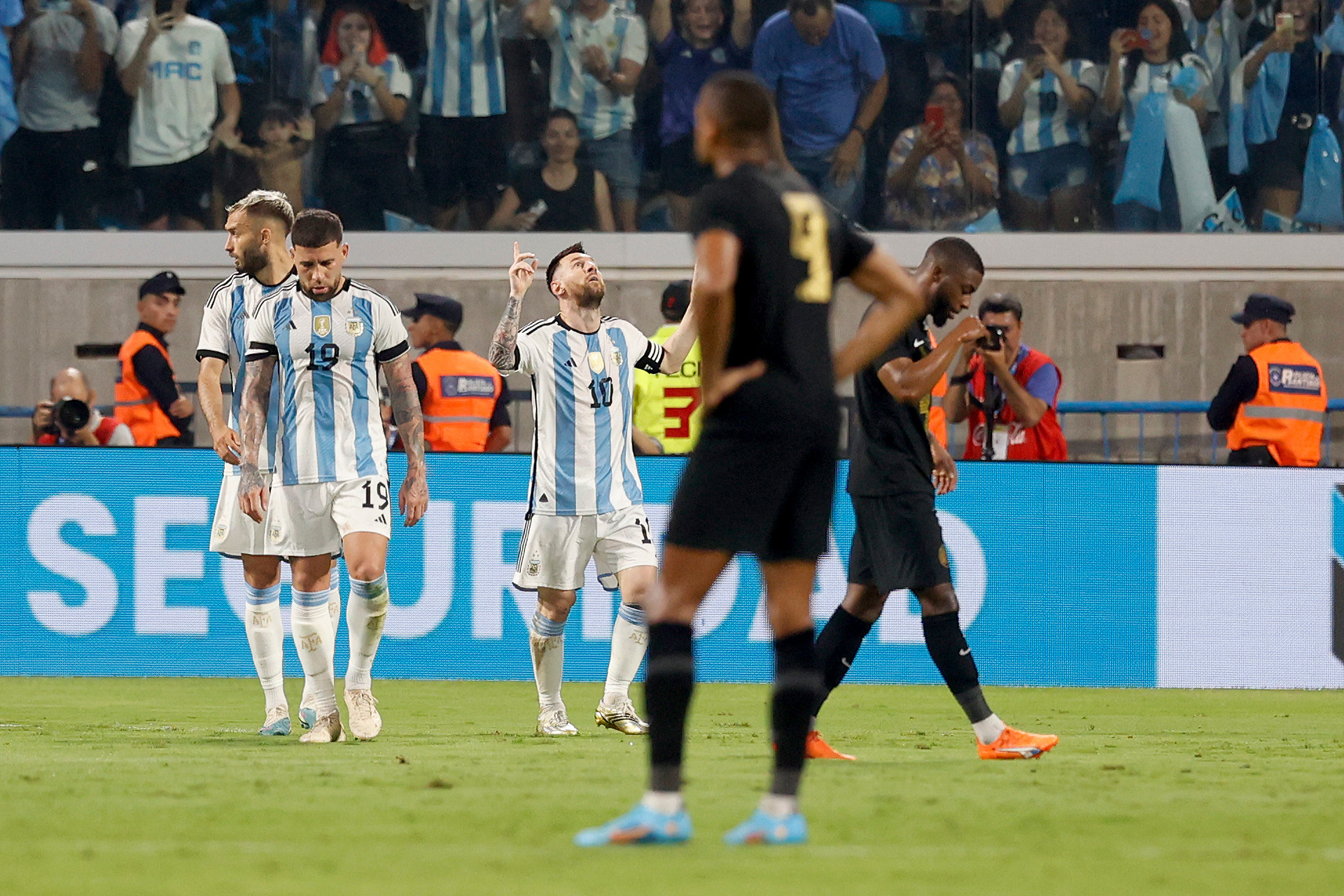 Con un hat-trick de Lionel Messi, Argentina goleó 7-0 a Curazao en la fiesta de los campeones del mundo