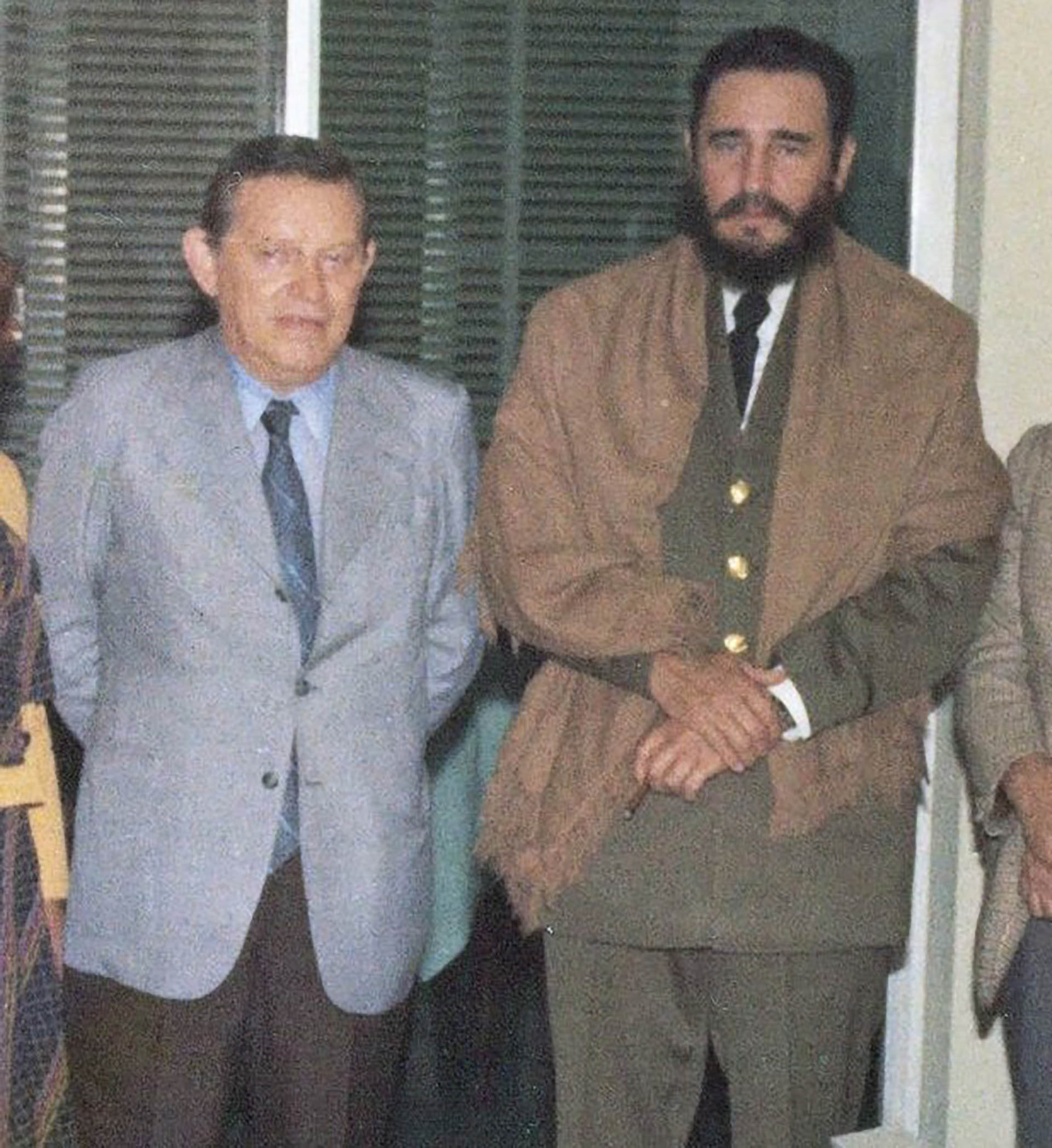 Gelbard y Fidel Castro, con poncho criollo, en La Habana