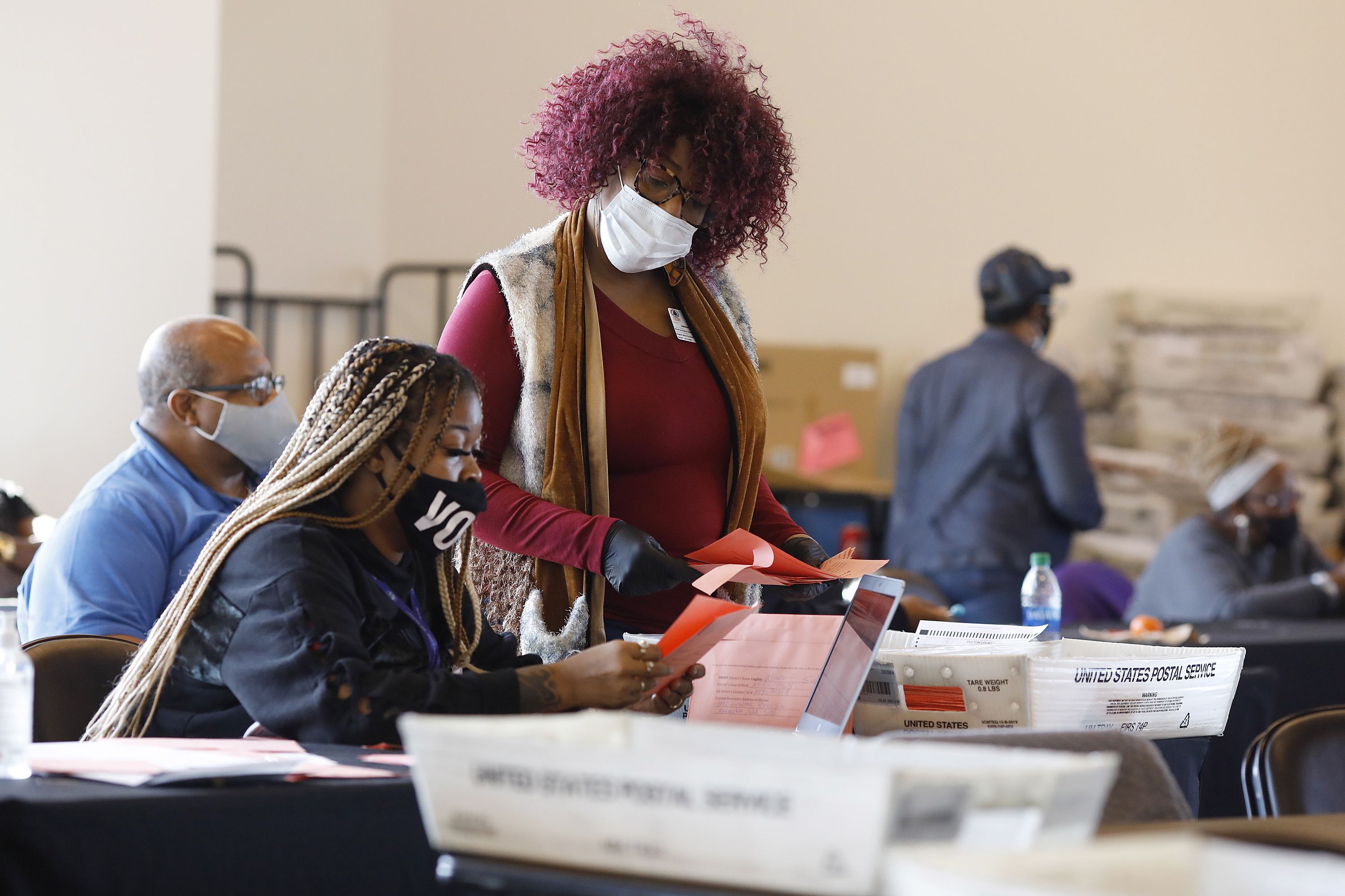 Oficiales realizan un conteo de votos en Atlanta, Georgia, el 6 de noviembre de 2020. EFE/Chris Aluka Berry
