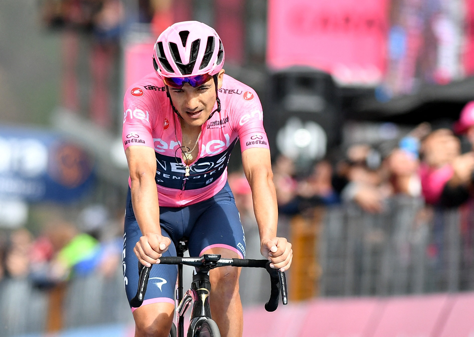 Richard Carapaz en la llegada a meta de la Etapa 20 tras perder más de un minuto de tiempo frente a Jai Hindley, nuevo líder del Giro de Italia 2022 REUTERS/Jennifer Lorenzini