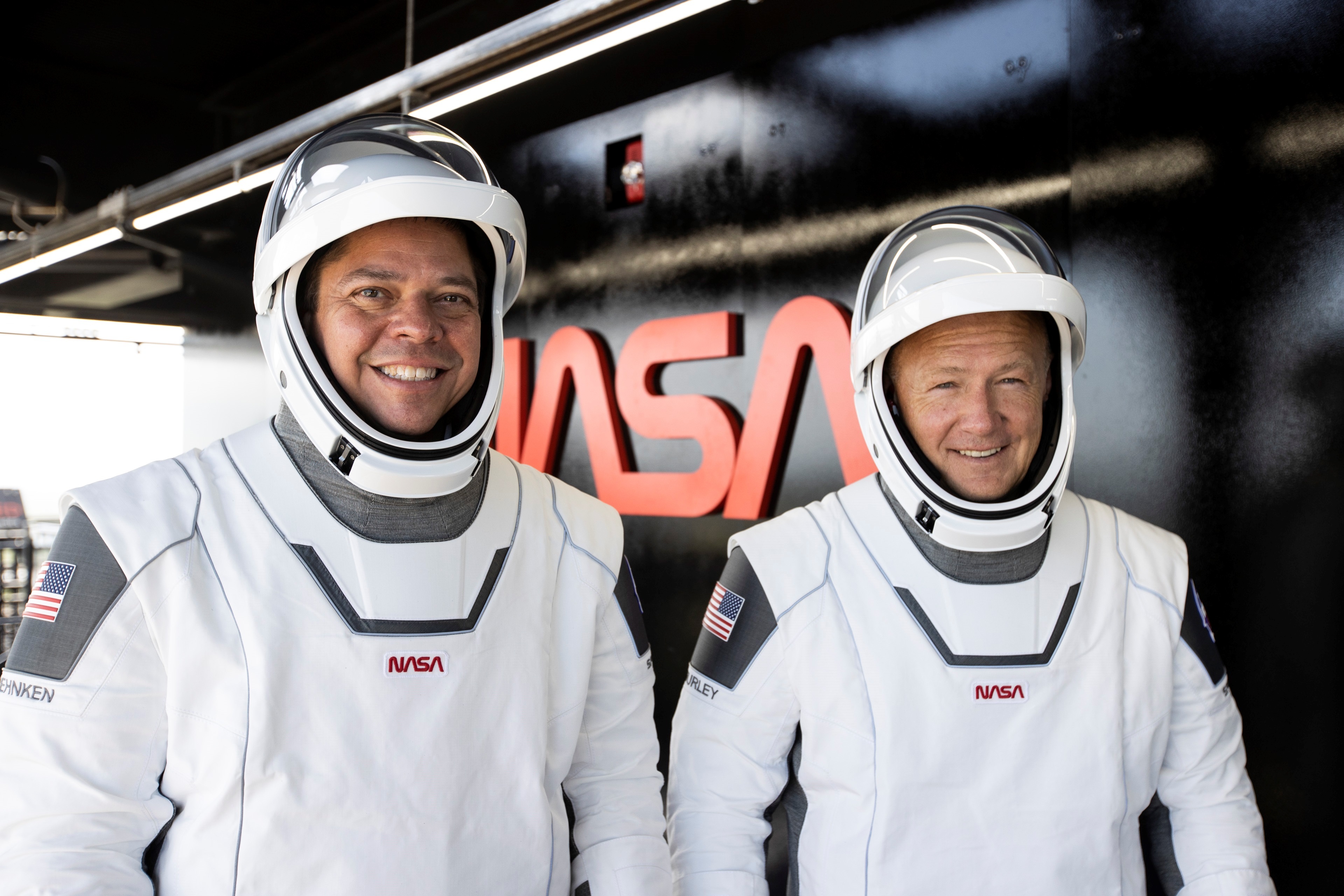 Los astronautas de la NASA Bob Behnken (i) y Doug Hurley (d) durante los entrenamientos y pruebas para la misión Demo-2 en el Centro Espacial Kennedy, en Cabo Cañaveral (EFE/SpaceX)