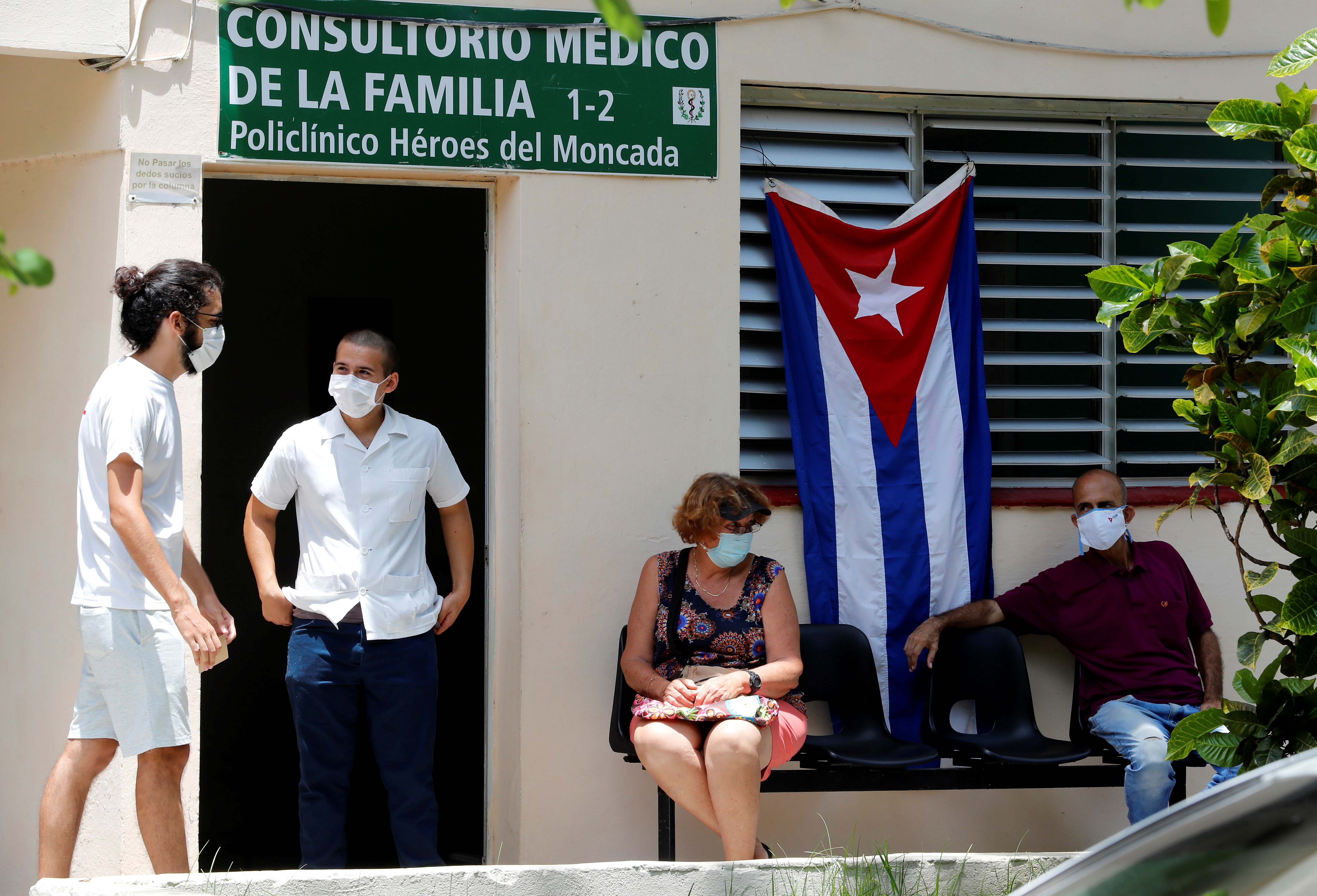 Varias personas esperan fuera de un consultorio médico para vacunarse con la vacuna cubana Abdala contra la COVID-19, en La Habana (Foto: EFE)