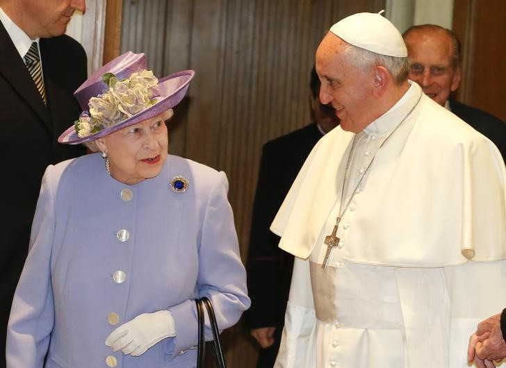 El papa Francisco lamentó la muerte de la reina Isabel II y recordó su  “servicio incansable por el bien” - Infobae