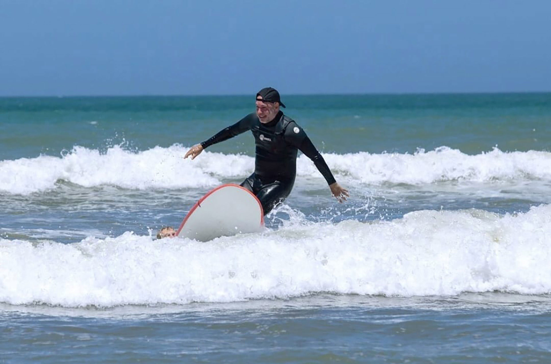 La imagen de Larreta practicando surf generó revuelo en redes sociales