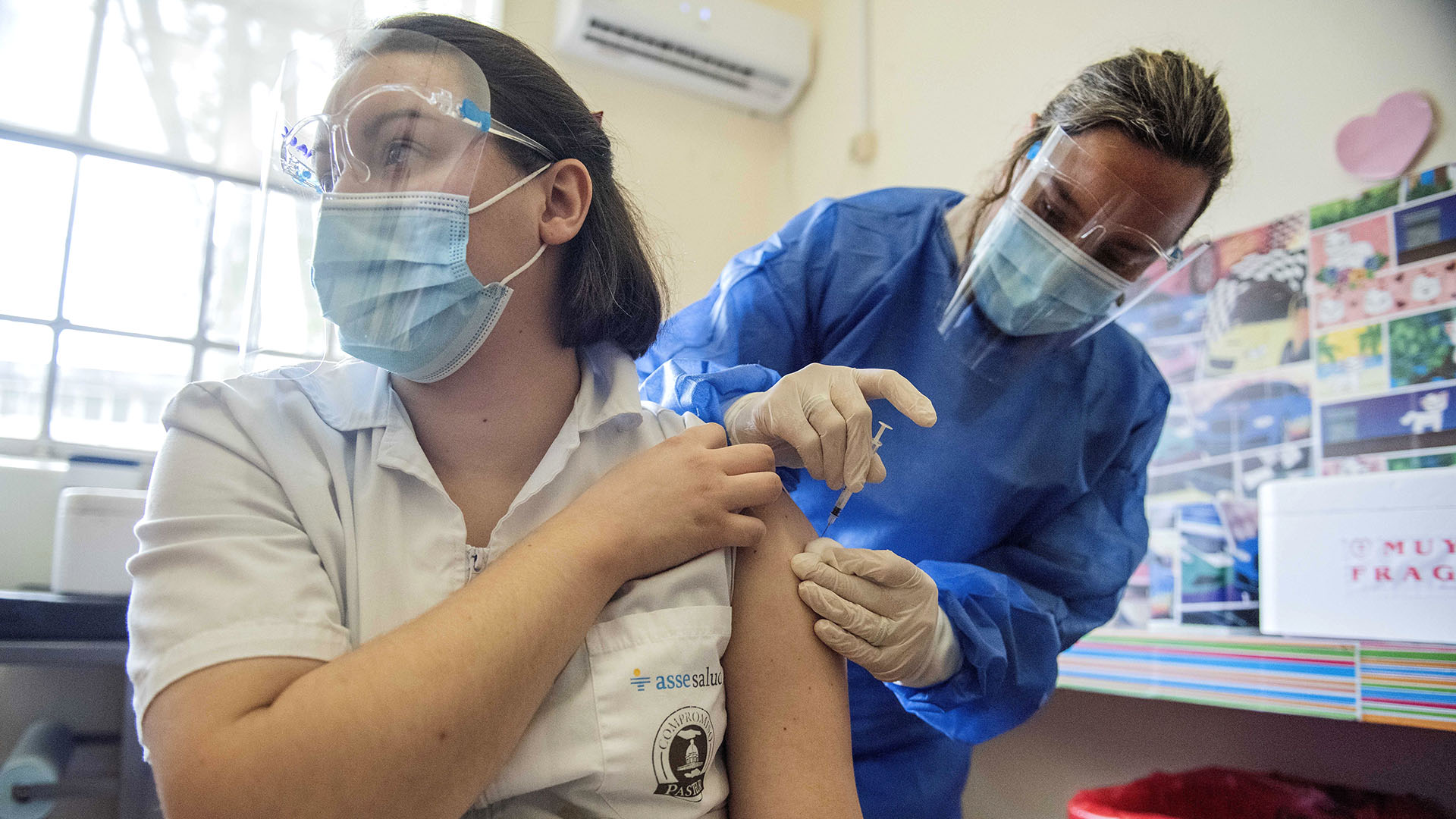 Una mujer es vacunada en Uruguay (AP Photo/Matilde Campodonico)