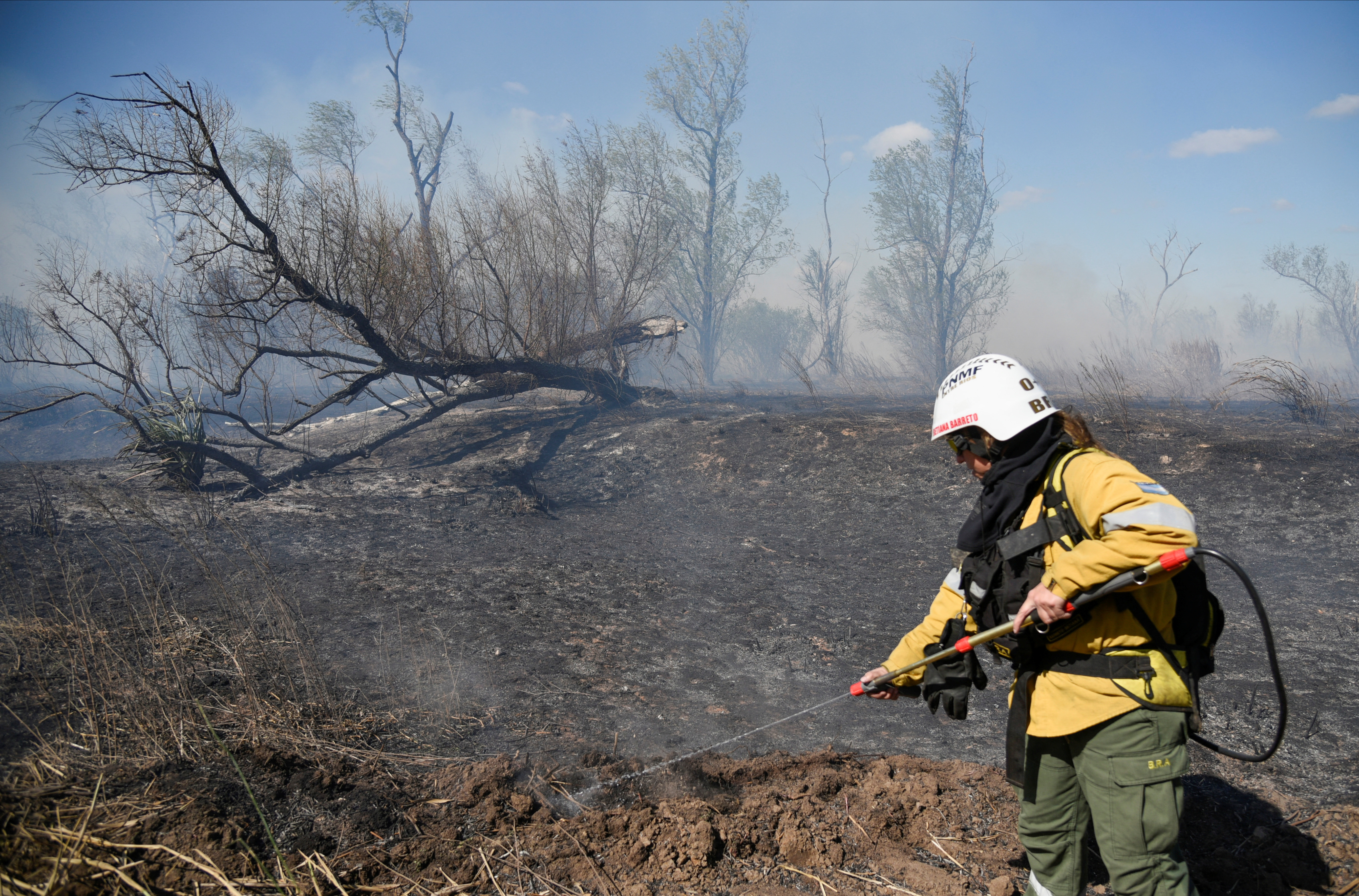 Preocupación por la aparición de nuevos focos de incendio en el Delta del Paraná: suman medios para combatir el fuego 