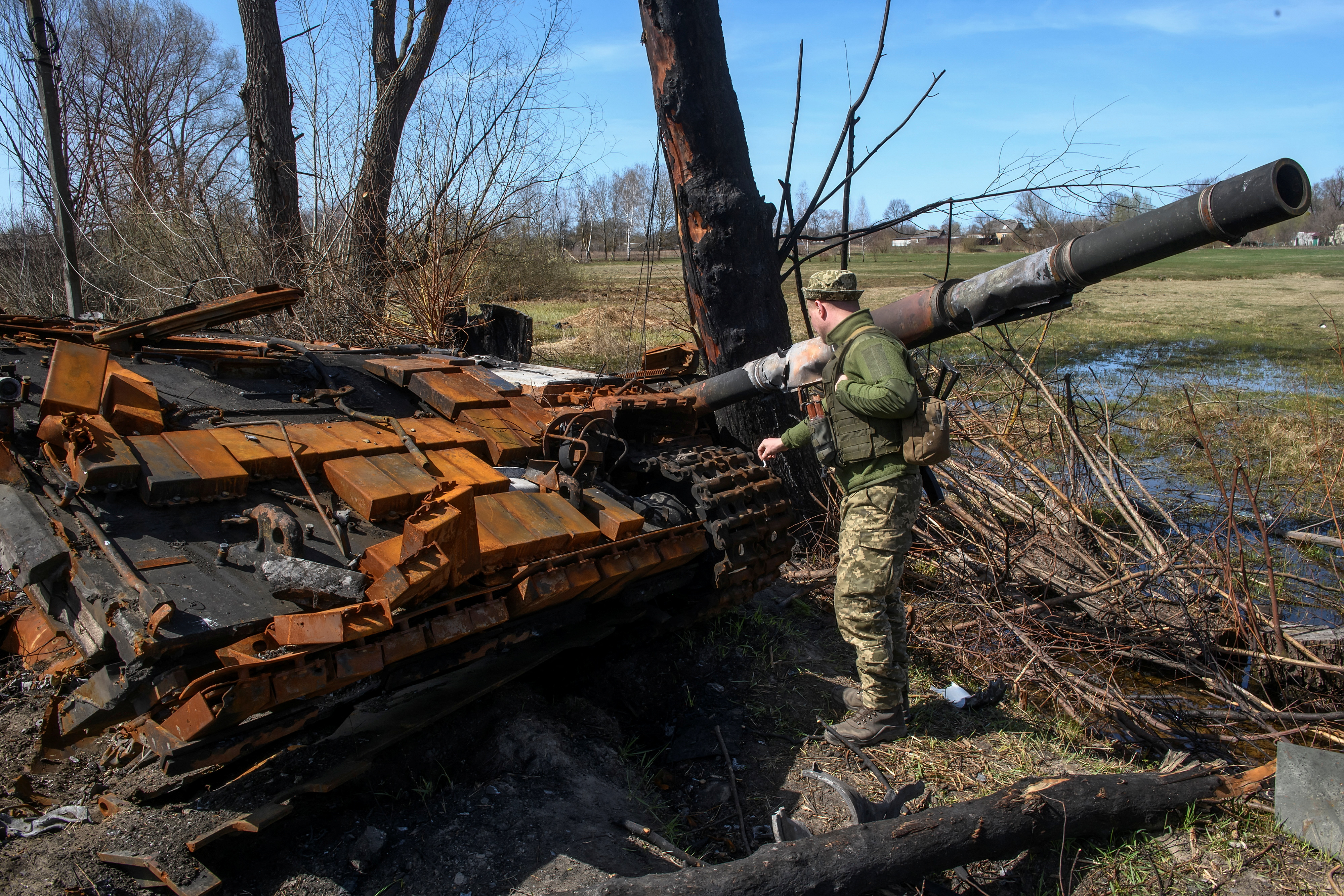 Un miembro del servicio ucraniano inspecciona los restos de un tanque destruido durante la invasión rusa, en el pueblo de Termakhivka, en la región de Kiev, Ucrania el 14 de abril de 2022.  REUTERS/Vladyslav Musiienko