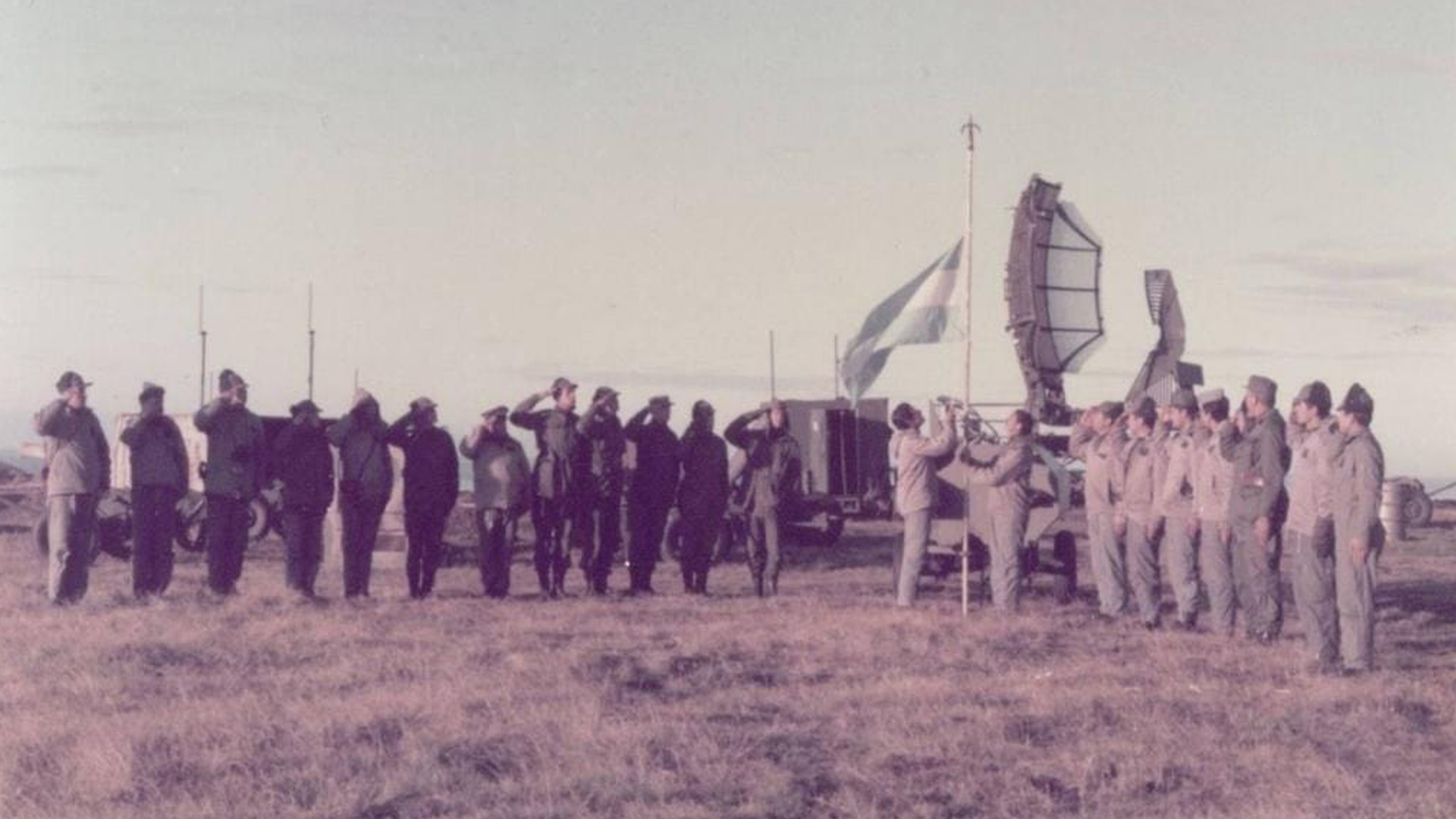La llegada del primer radar argentino a las Islas, el 3 de abril (Gentileza sitio Radar Malvinas)