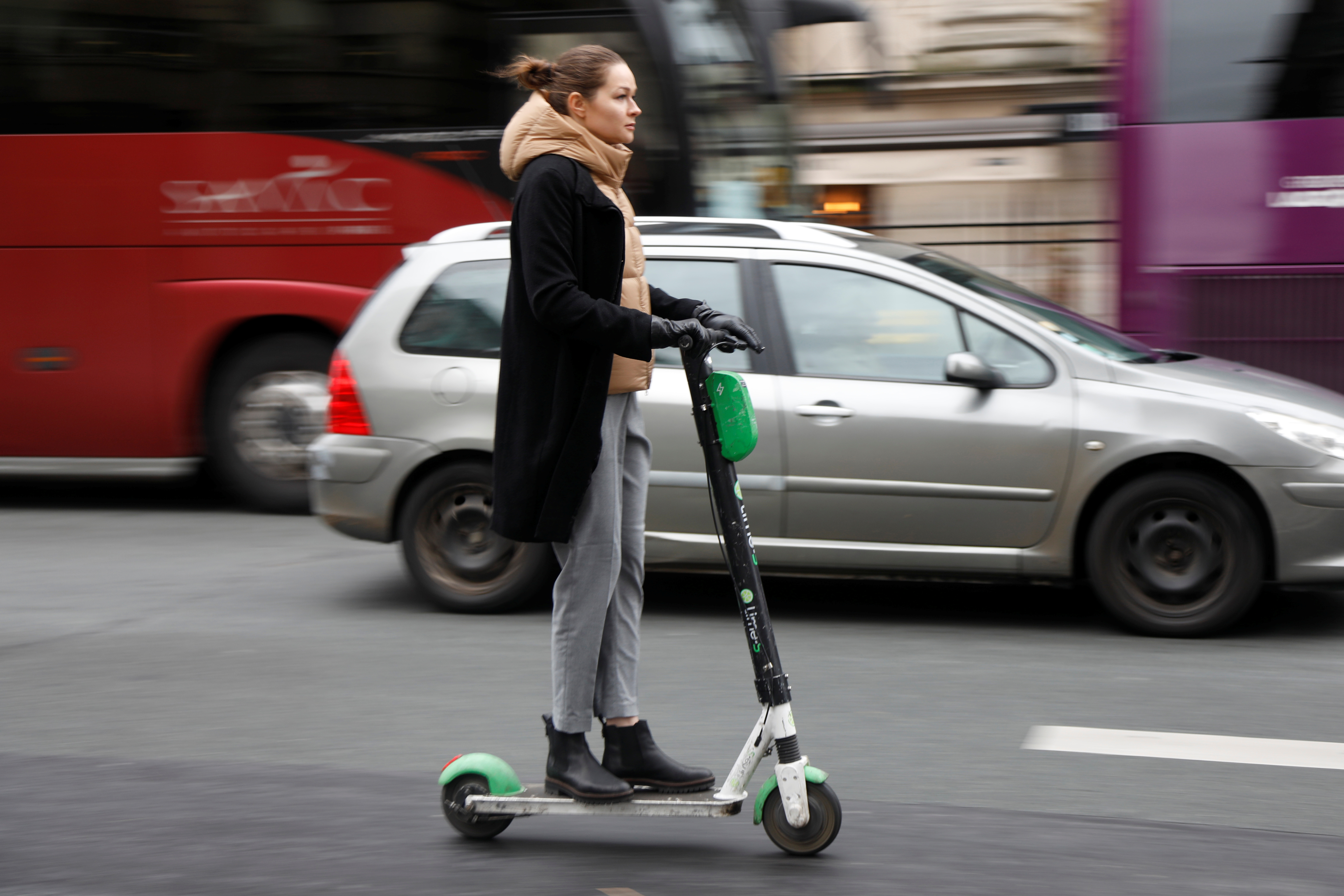 Una mujer monta un scooter eléctrico Lime-S por el servicio de bicicletas compartidas Lime, con sede en California, en una calle de París, Francia, 20 de diciembre de 2019. REUTERS/Charles Platiau/Archivo