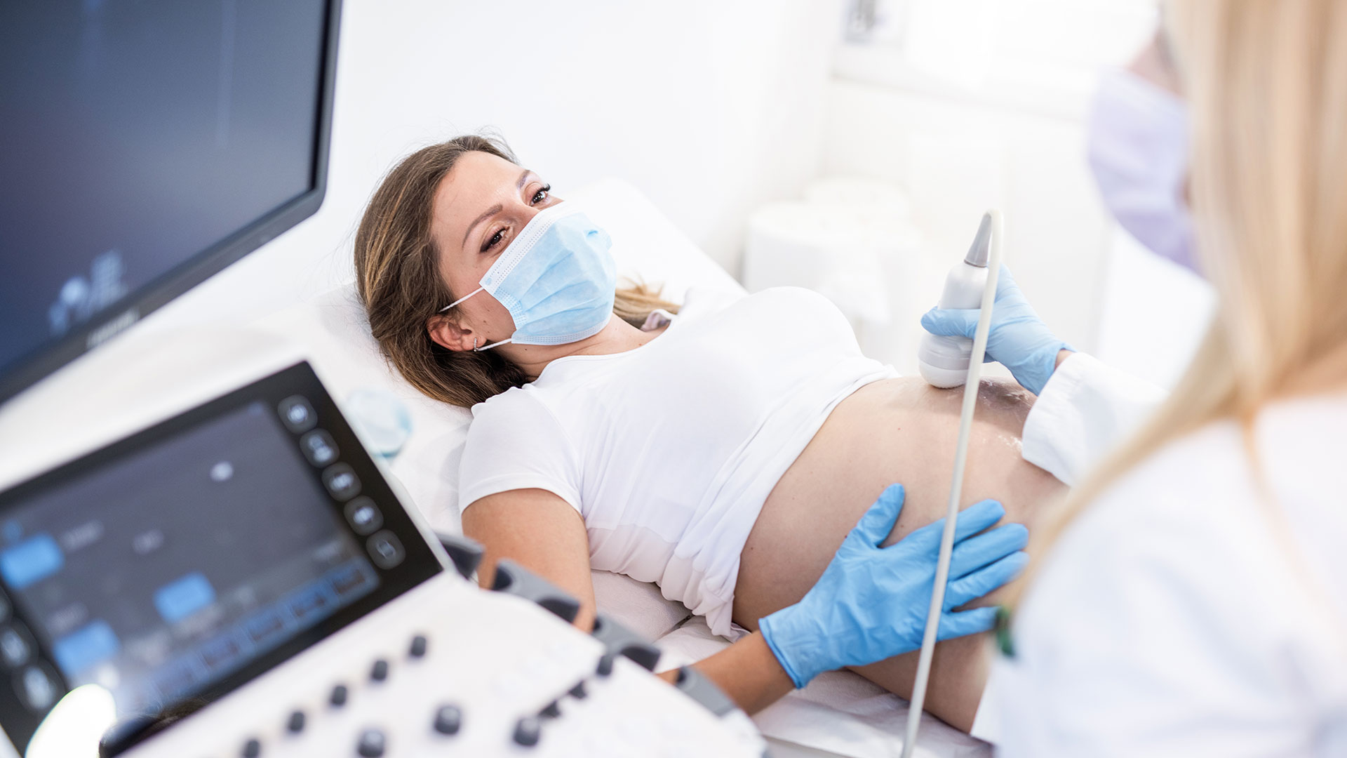 Investigadores de la Universidad de Nueva York hallaron que las mujeres embarazadas que recibieron una vacuna COVID transmiten su protección a sus bebés por nacer (Getty Images)