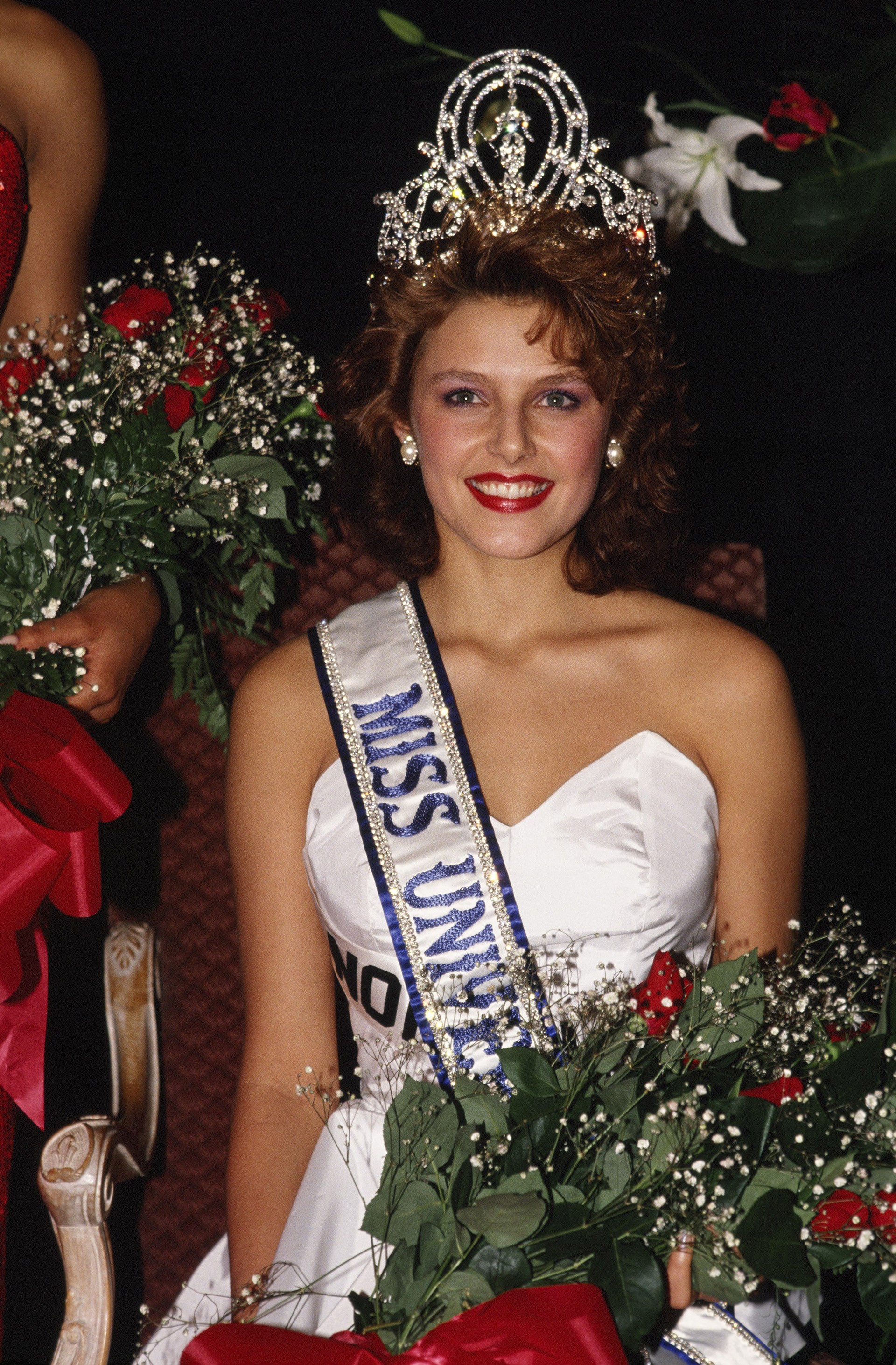 Mona Grudt con la corona de Miss Universo, en 1990 (George Rose/Getty Images)
