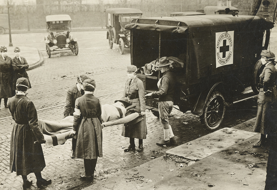 Enfermeras trasladan a un paciente en San Luis, Misuri, durante la pandemia de la gripe española en 1918.