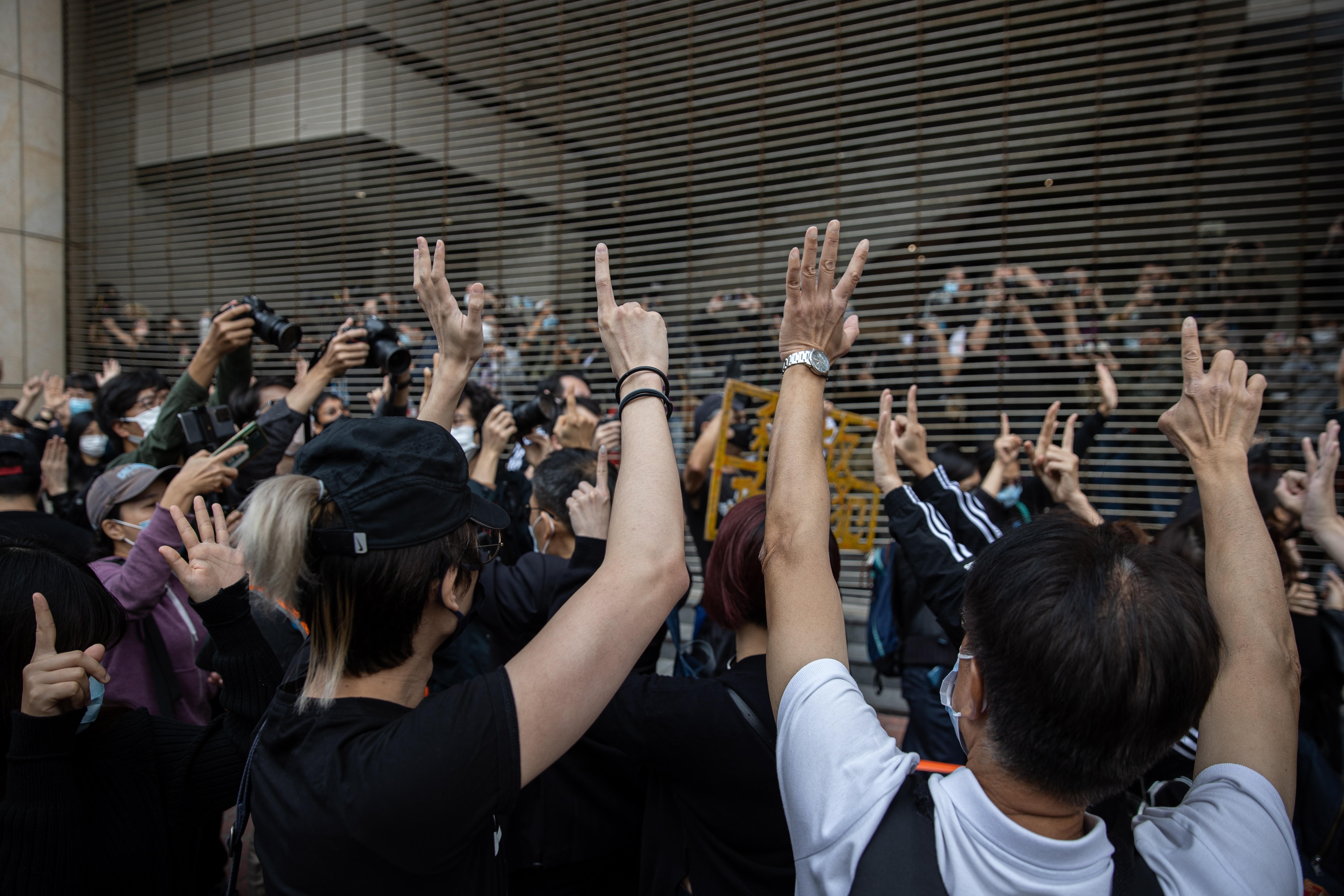 Activistas prodemocracia sostienen pancartas en apoyo a compañeros activistas arrestados fuera de la Corte de Kowloon Occidental en Hong Kong, China, el 1 de marzo de 2021. La policía ha acusado a 47 activistas prodemocracia de conspiración para subvertir los poderes del Estado bajo la Ley de Seguridad Nacional. El grupo de detenidos comprende la mayoría de las 55 personas arrestadas en enero de 2021 bajo la ley de seguridad nacional (EFE/ EPA/ JEROME FAVRE)
