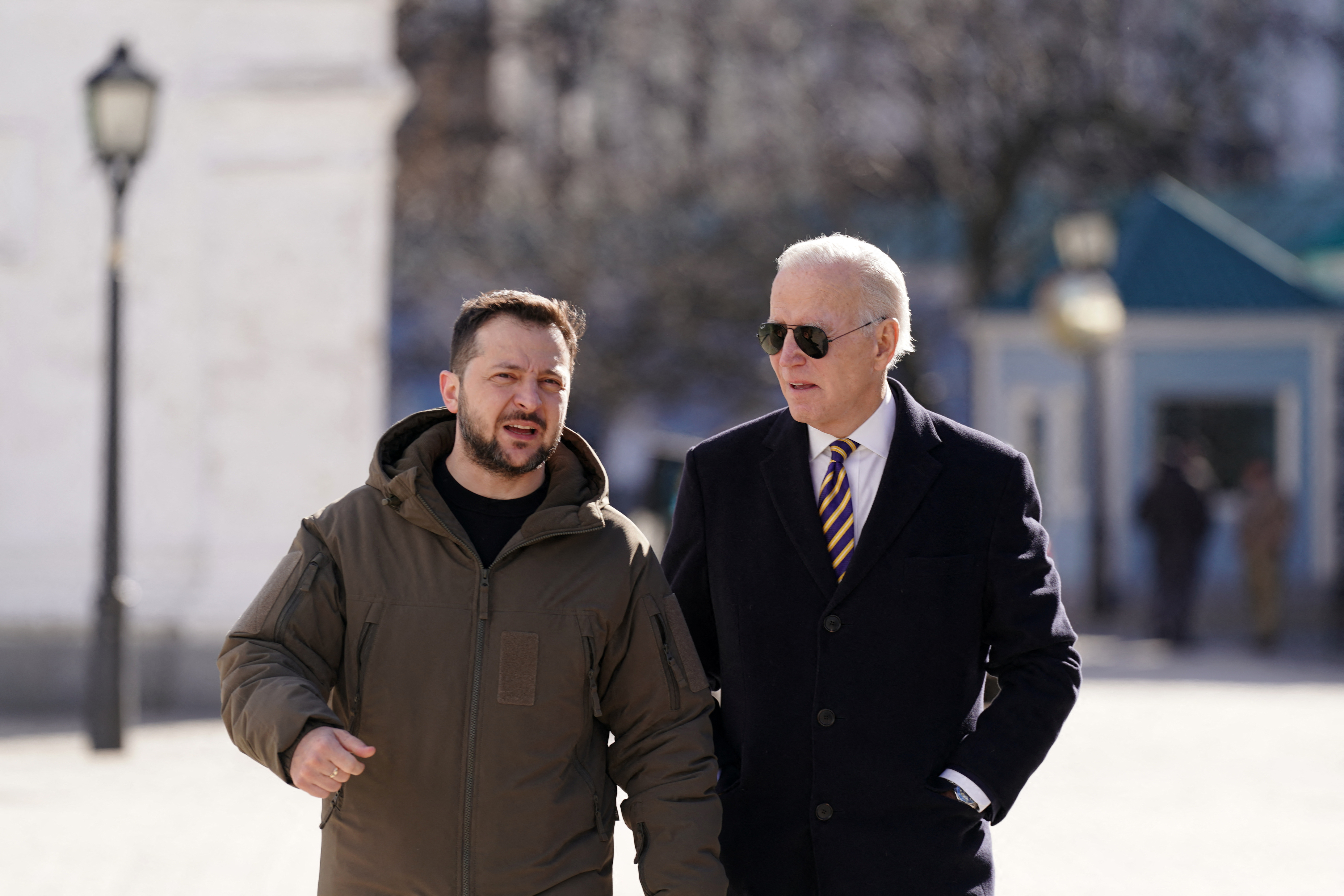 ARCHIVO: Joe Biden camina junto a Volodymyr Zelensky el 20 de febrero de 2023 último. El presidente de Estados Unidos se muestra cada vez más decidido a cruzar las supuestas líneas rojas de Vladimir Putin (AFP)