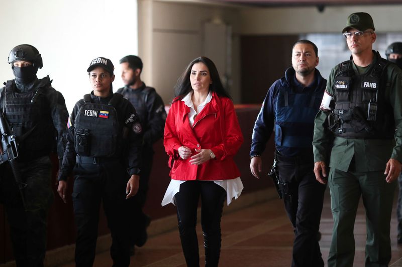 La excongresista colombiana Aida Merlano es escoltada por efectivos de las fuerzas de seguridad venezolanas antes de una audiencia en un tribunal en Caracas, Venezuela, 6 de febrero, 2020. Palacio de Miraflores Vía REUTERS ATENCIÓN EDITORES EST A FOTOGRAFíA FUE SUMINISTRADA POR UN TERCERO