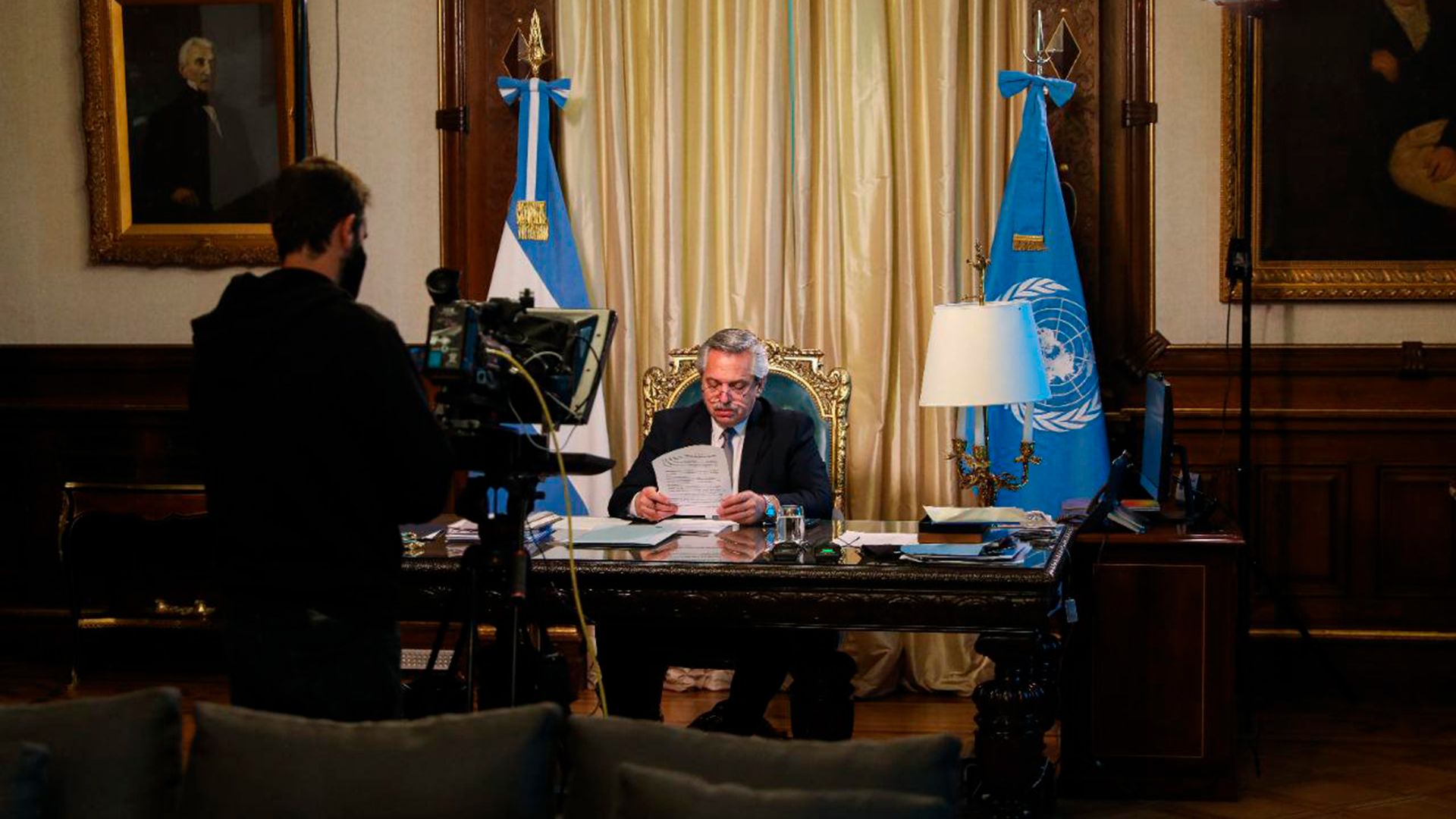 Detrás de escena: la cámara se prepara para transmitir un mensaje del presidente Alberto Fernández