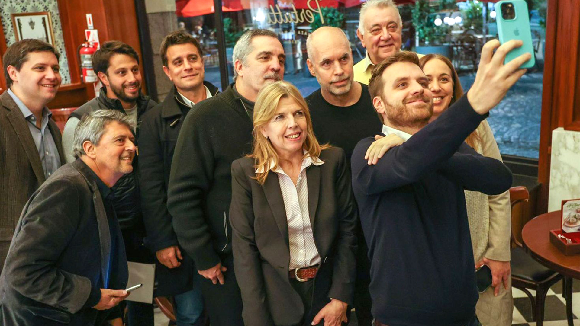 Emmanuel Ferrario, con Horacio Rodríguez Larreta y María Eugenia Vidal, en un contacto con vecinos