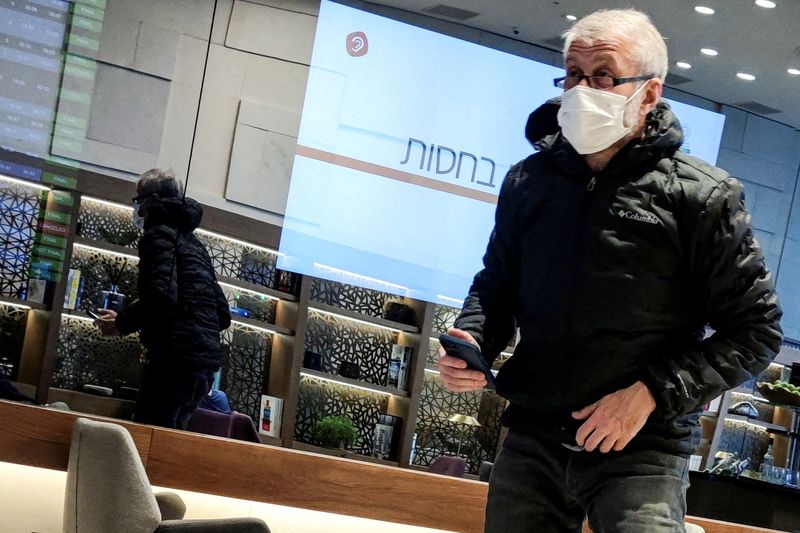 El oligarca ruso sancionado Roman Abramóvich en una sala VIP antes de que un avión vinculado a él despegue hacia Estambul desde el aeropuerto internacional Ben Gurion en Lod, cerca de Tel Aviv, Israel