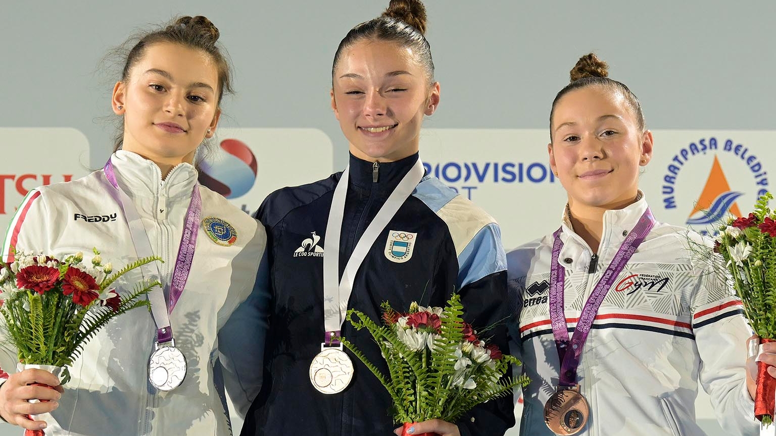 Histórica medalla para la gimnasia argentina: Mía Mainardi ganó el oro en salto en el Mundial junior de Turquía