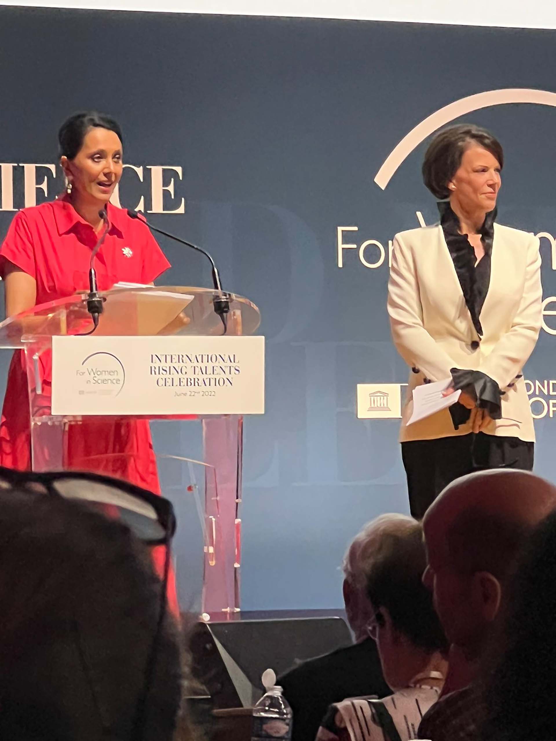 Dos mujeres líderes inauguraron la gala de las científicas jóvenes, los talentos emergentes: Shamila Nair Bedouelle, director asistente de ciencias Naturales en Unesco y Alexandra Palt, CEO de la Fundación
L´Oreal .