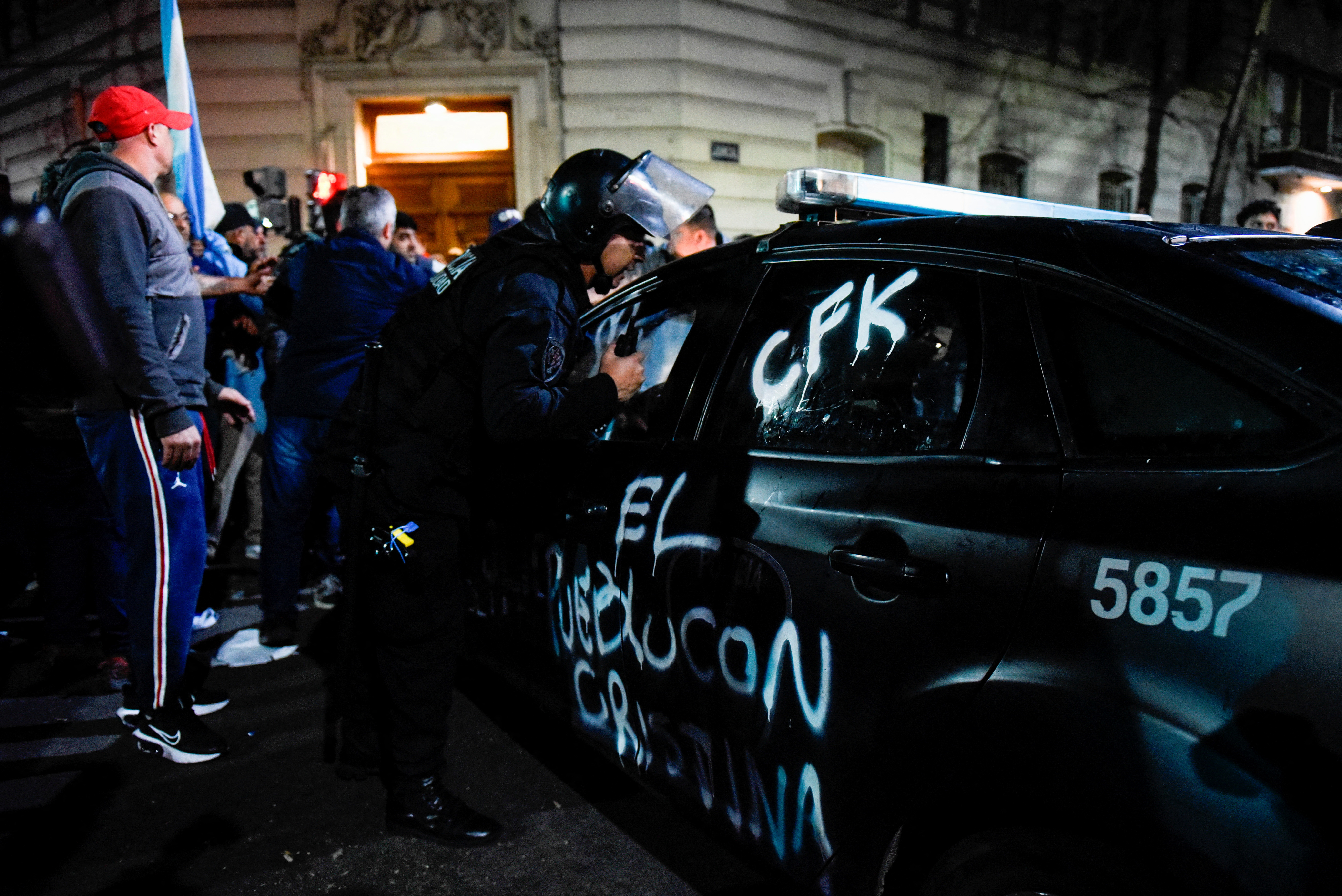 Un patrullero, pintado con consignas favorables a Cristina Kirchner, luego de los incidentes en la Recoleta