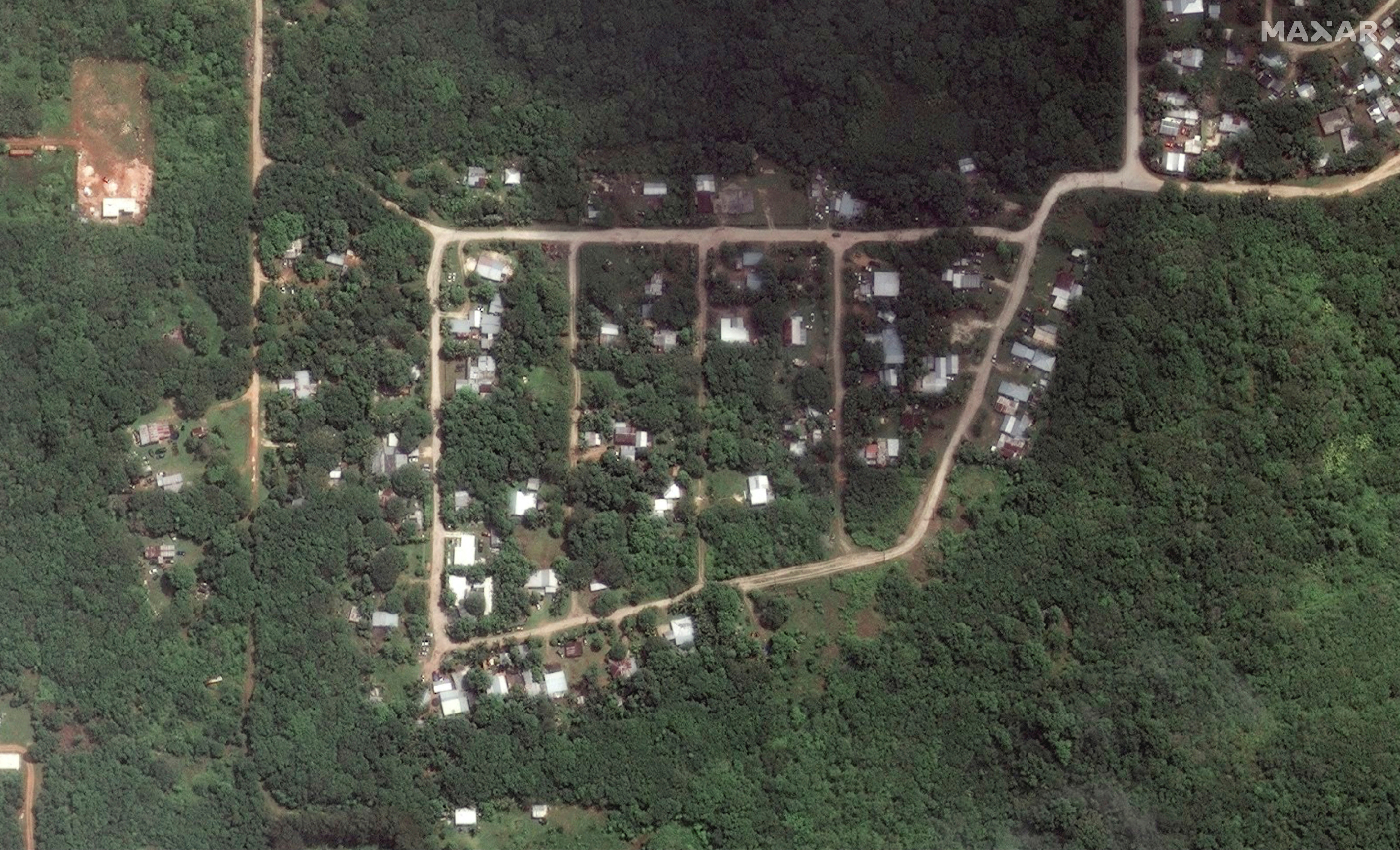 Una imagen satelital muestra casas y vecindarios antes del tifón Mawar. (Reuters)
