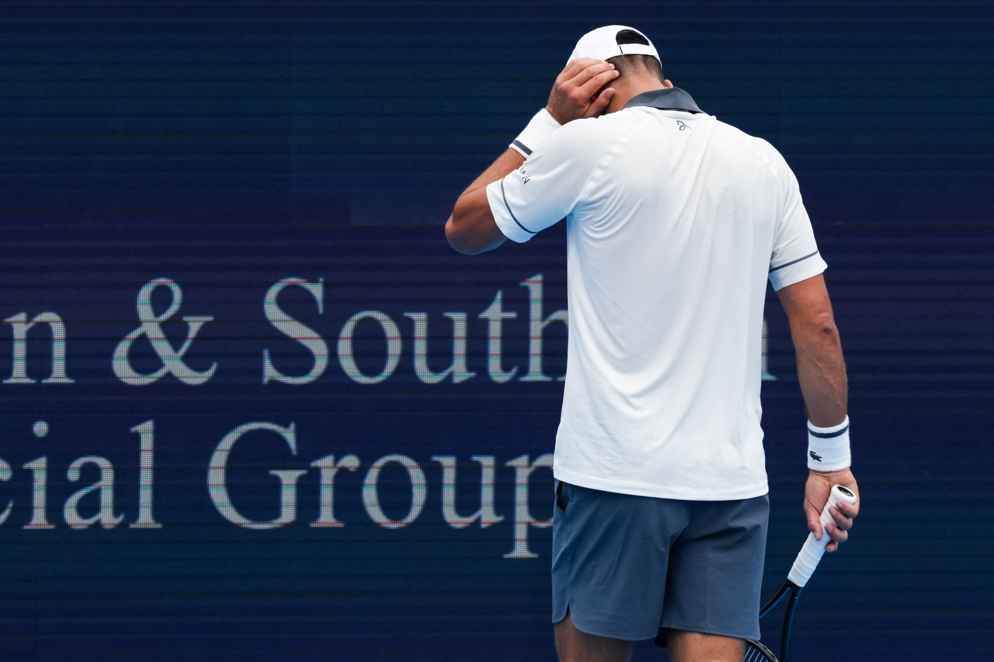 Preocupaci&oacute;n por la revelaci&oacute;n de Novak Djokovic tras sufrir un malestar en su derrota ante el argentino Thiago Tirante